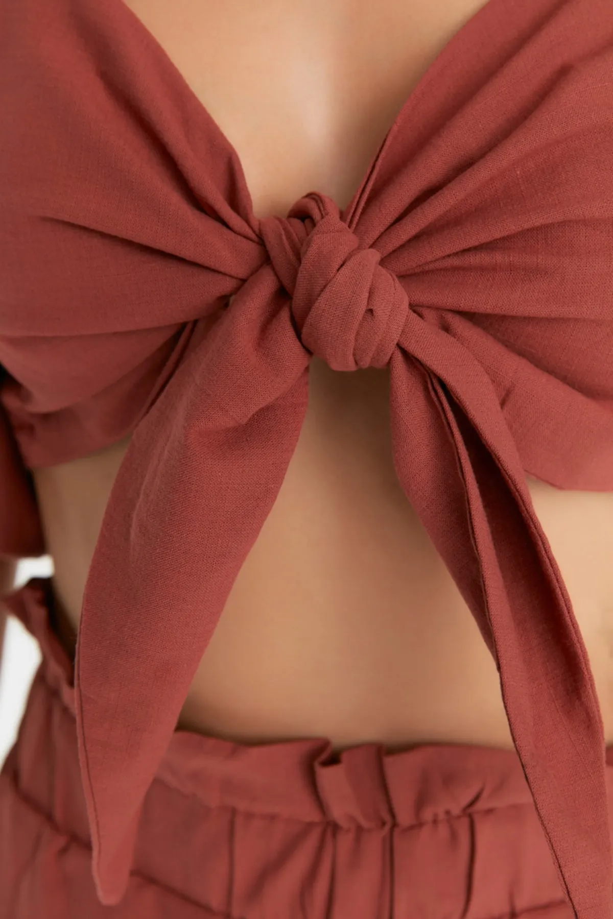 Trendyol Collection  Braunes, gewebtes, gebundenes Blusen-Shorts-Set aus 100 % Baumwolle TBESS21AU0166