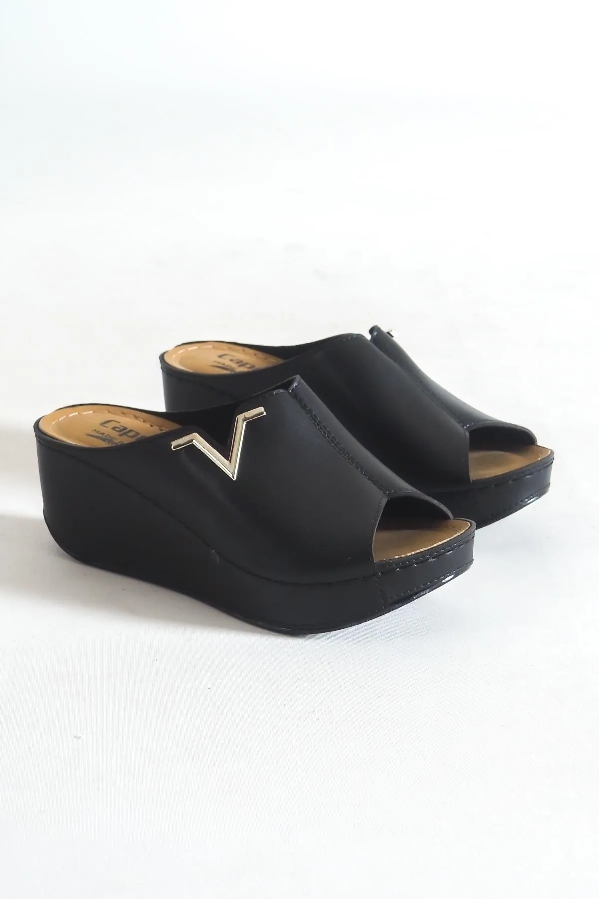 Capone Outfitters  Anatomisch weiche, bequeme Mutterhausschuhe mit Keilabsatz