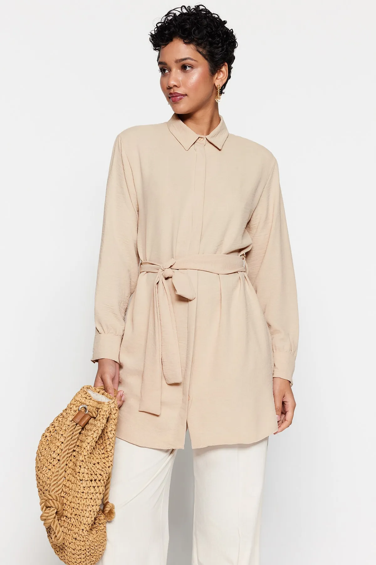 Trendyol Modest  Gewebtes Hemd mit Gürtel und versteckter Knopfleiste in Stein TCTSS21TN0049