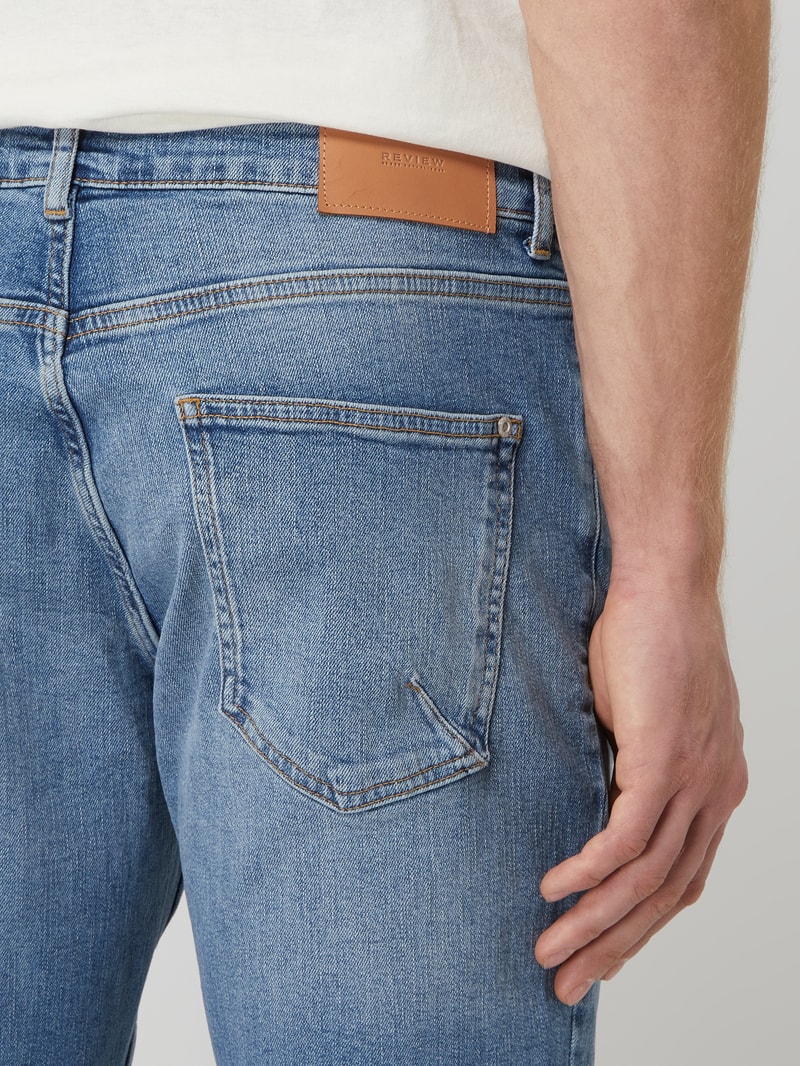 Jeans mit Label-Patch in blau