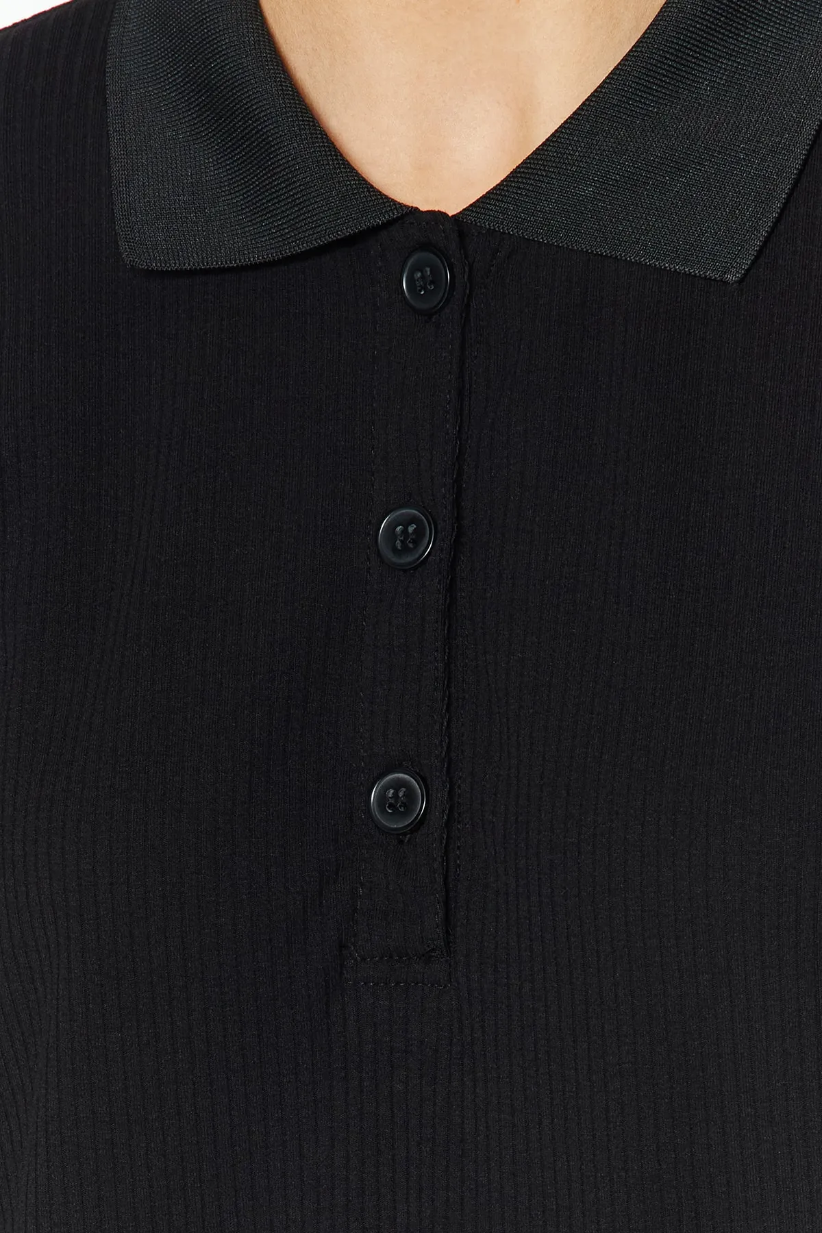 Trendyol Modest  Schwarzes geripptes Strickkleid mit Polokragen TCTSS23EB00246