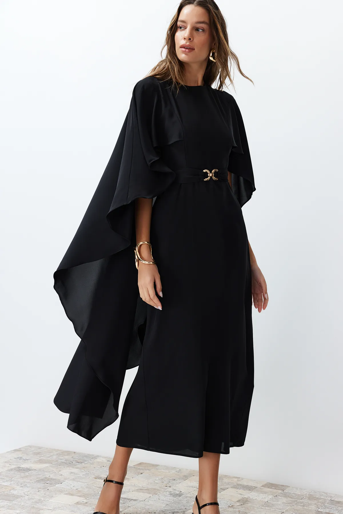Trendyol Modest  Schwarzes, stilvolles, gewebtes Abendkleid mit Cape-Gürtel und Detail TCTSS24DB00003