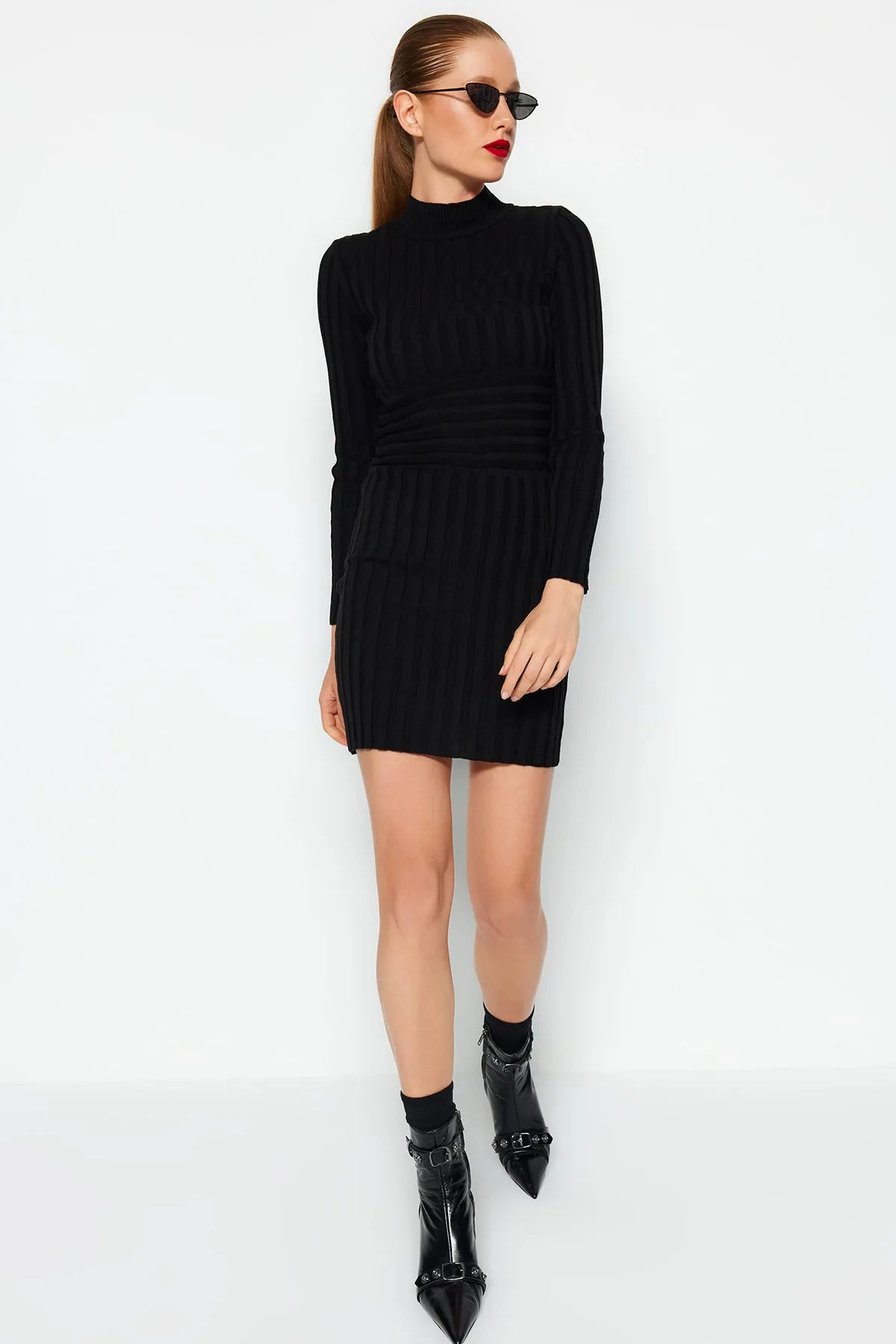 Trendyol Collection  Schwarzes Mini-Strickkleid mit hohem Kragen TWOAW22EL0021