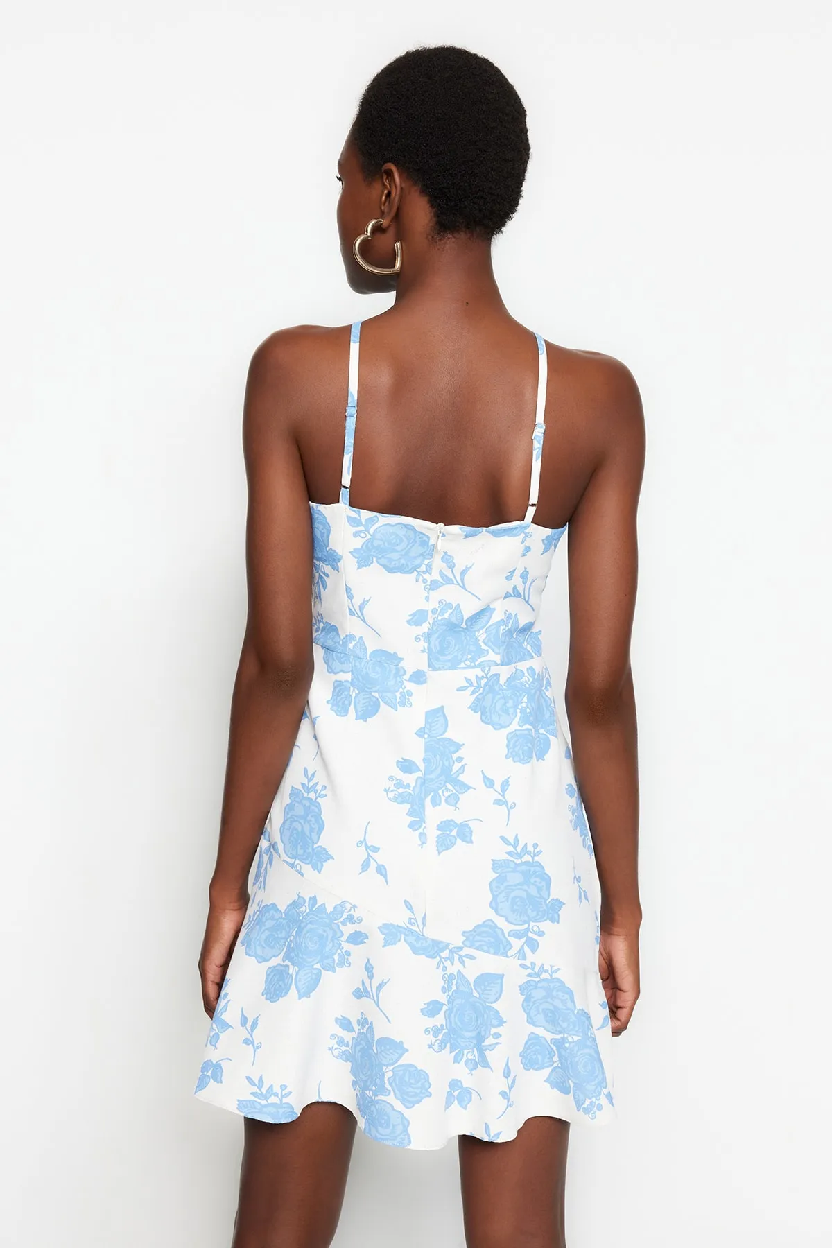 Trendyol Collection  Blaues, gemustertes, gewebtes Minikleid mit Neckholder und Taille TWOSS23EL00565