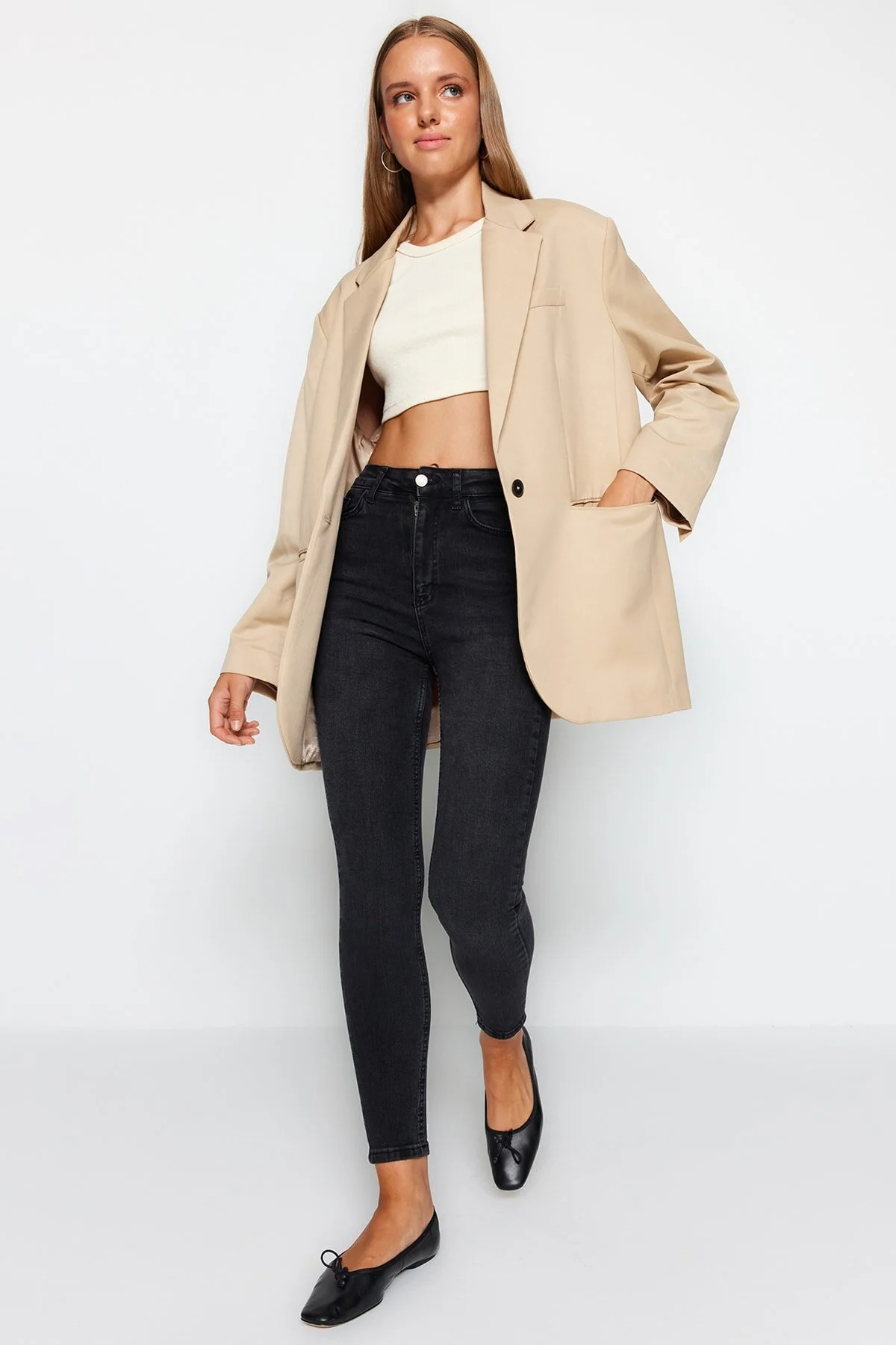 Trendyol Collection  Schwarze Skinny Jeans mit normaler Taille TWOAW24JE00172