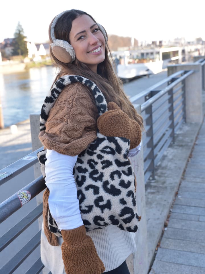 styleBREAKER Teddyfell Schultertasche mit Leo Muster in Braun-Schwarz günstig kaufen onesize