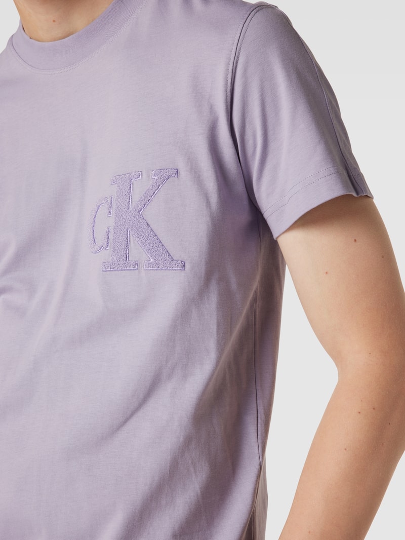 T-Shirt mit Label-Detail Modell 'CHENILLE' in lavendel