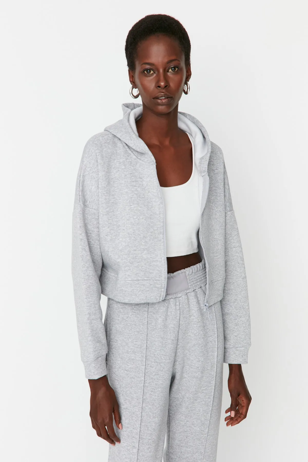 Trendyol Collection  Graues Basic-Sweatshirt mit Reißverschluss und Kapuze, dickes Fleece innen, Strick-Sweatshirt TWOAW20SW0660