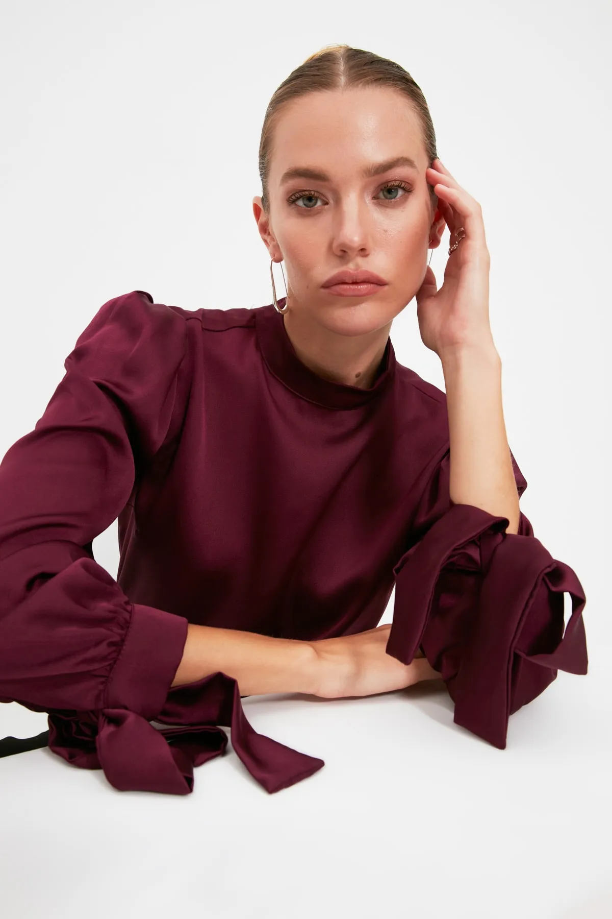 Trendyol Collection  Bluse aus gewebtem Satin – Pflaumenfarbe, mit Bindedetail TOFAW19FG0082