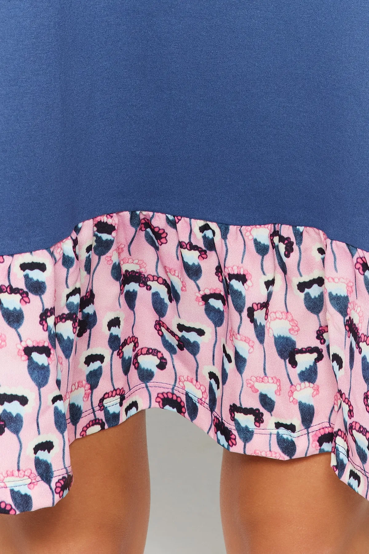 Trendyol Collection  Marineblaues, gewebtes, detailliertes Mini-Strickkleid mit Rundhalsausschnitt und offener Taille/Skater TWOSS20EL2286