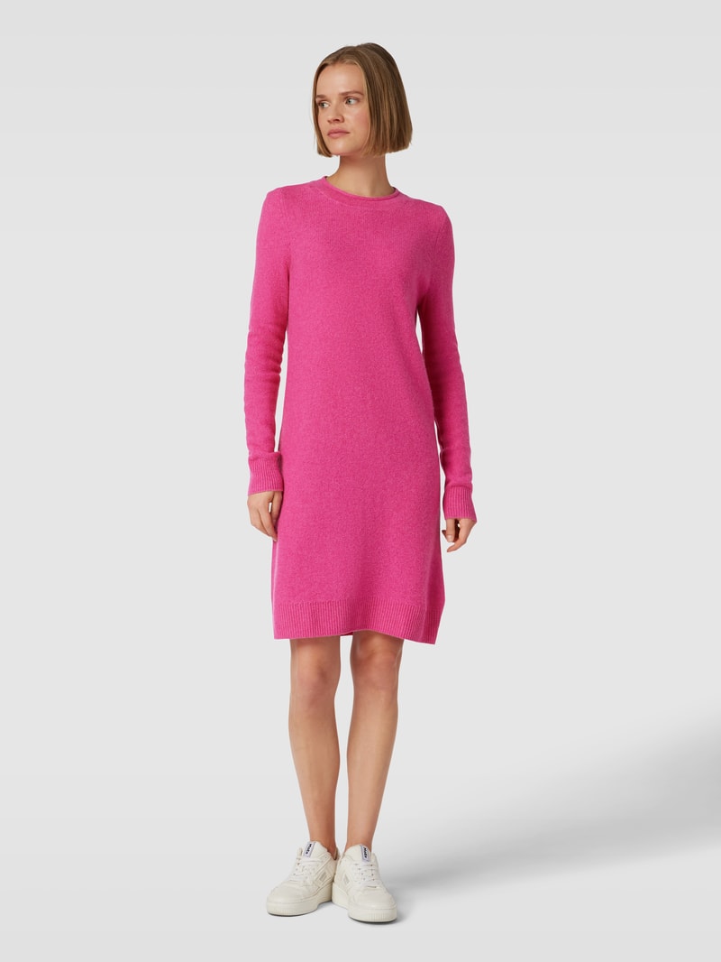 Knielanges Strickkleid mit geripptem Rundhalsausschnitt in fuchsia