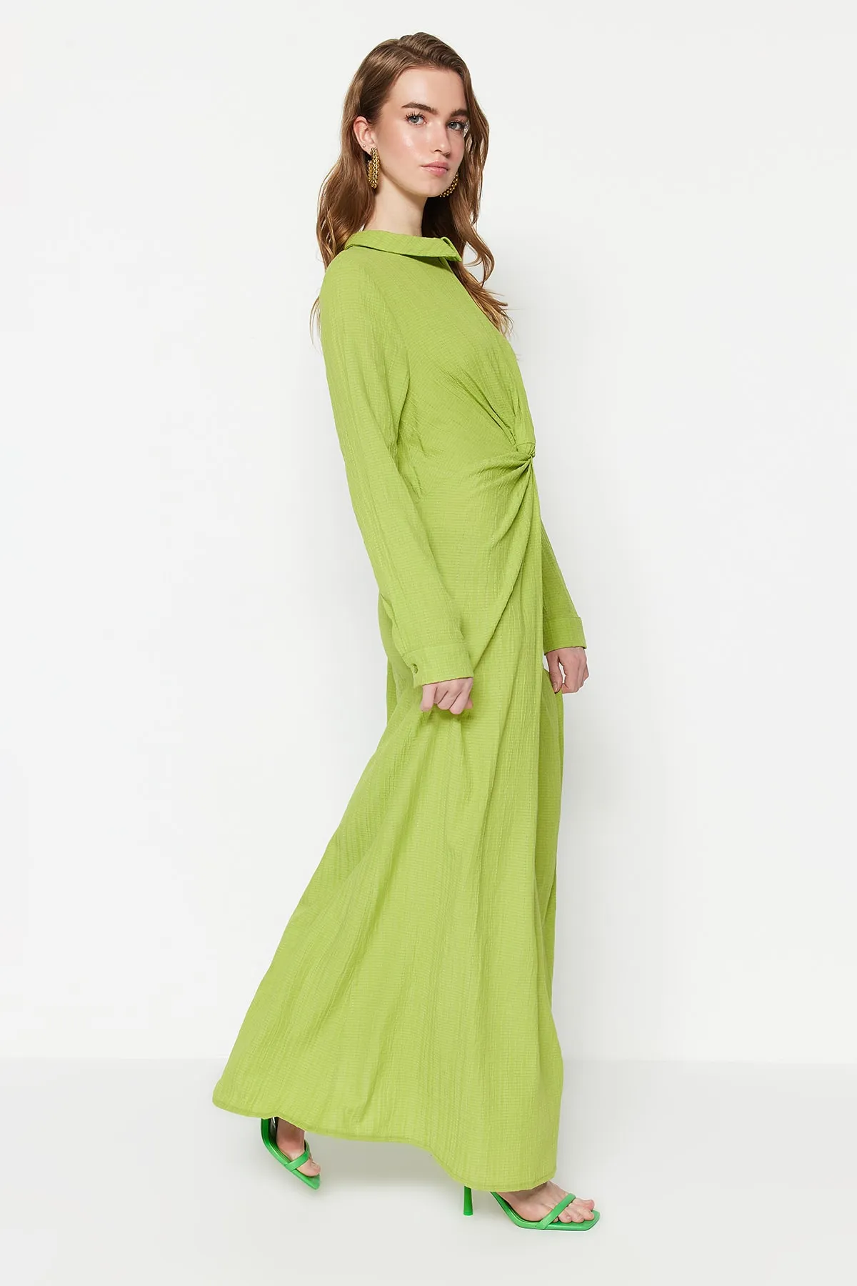 Trendyol Modest  Hellgrünes gewebtes Kleid mit Knoten vorne und Reißverschlussdetails TCTSS23EB00137