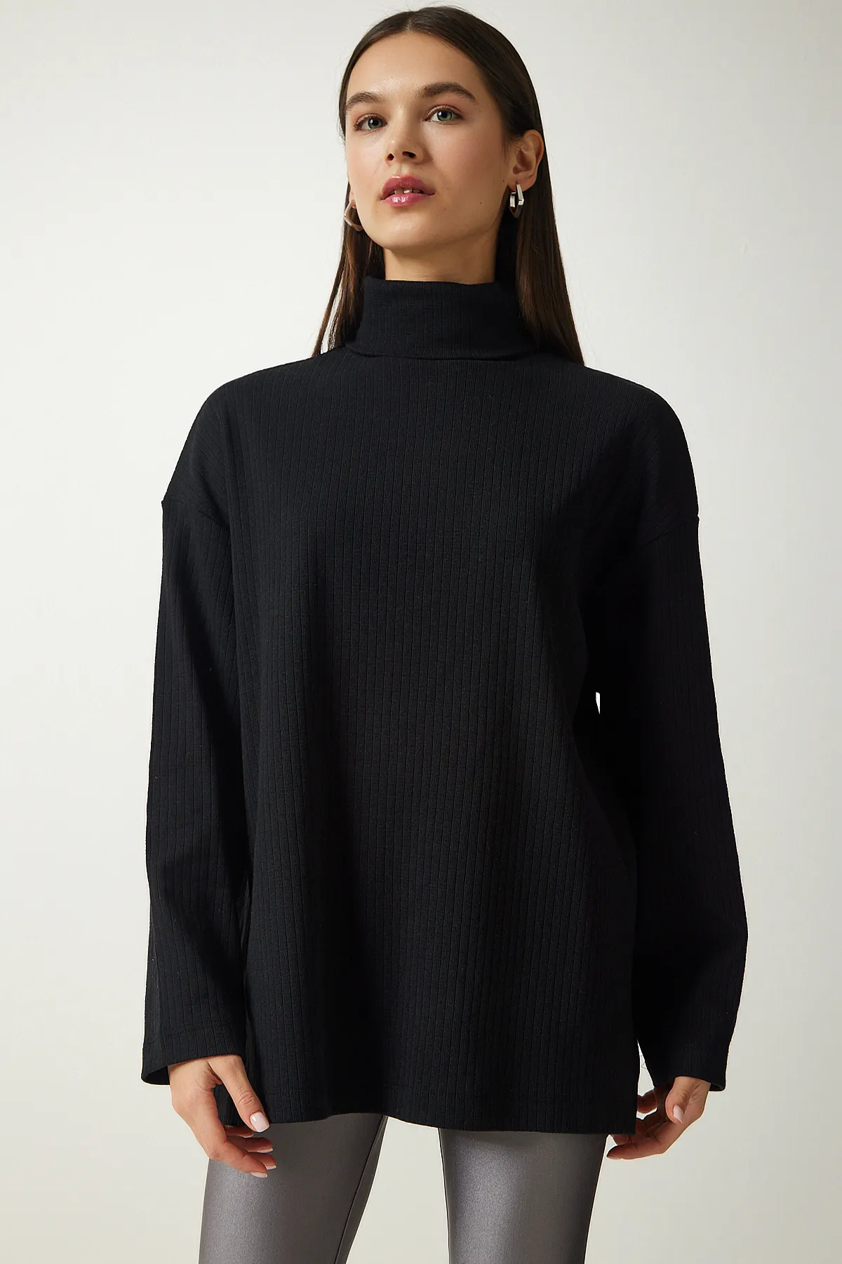 Happiness İstanbul  Schwarze, gerippte, übergroße Strickbluse mit Rollkragen für Damen UB00213
