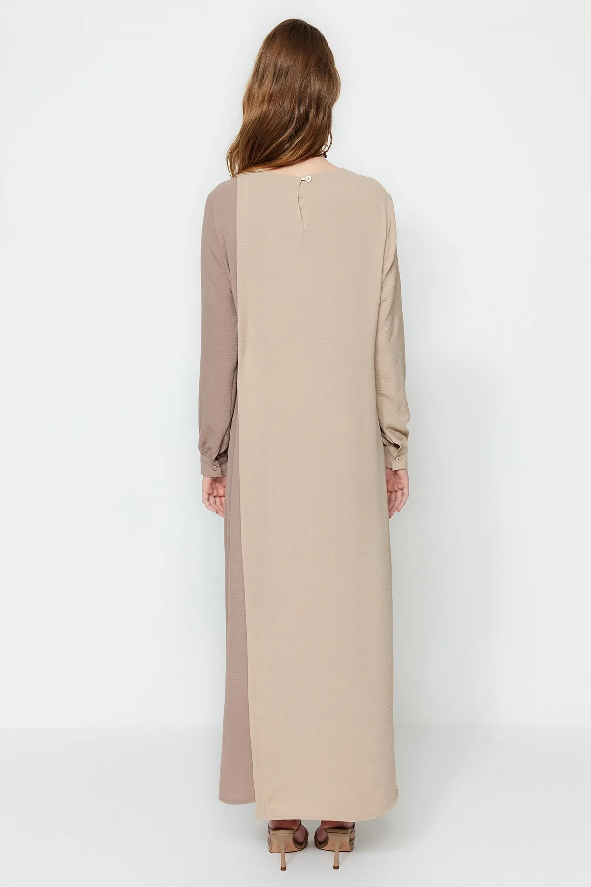 Trendyol Modest  Braunes Aerobin-Gewebtes Kleid mit Blockfarben und Taillenschnürung TCTSS23EB00106