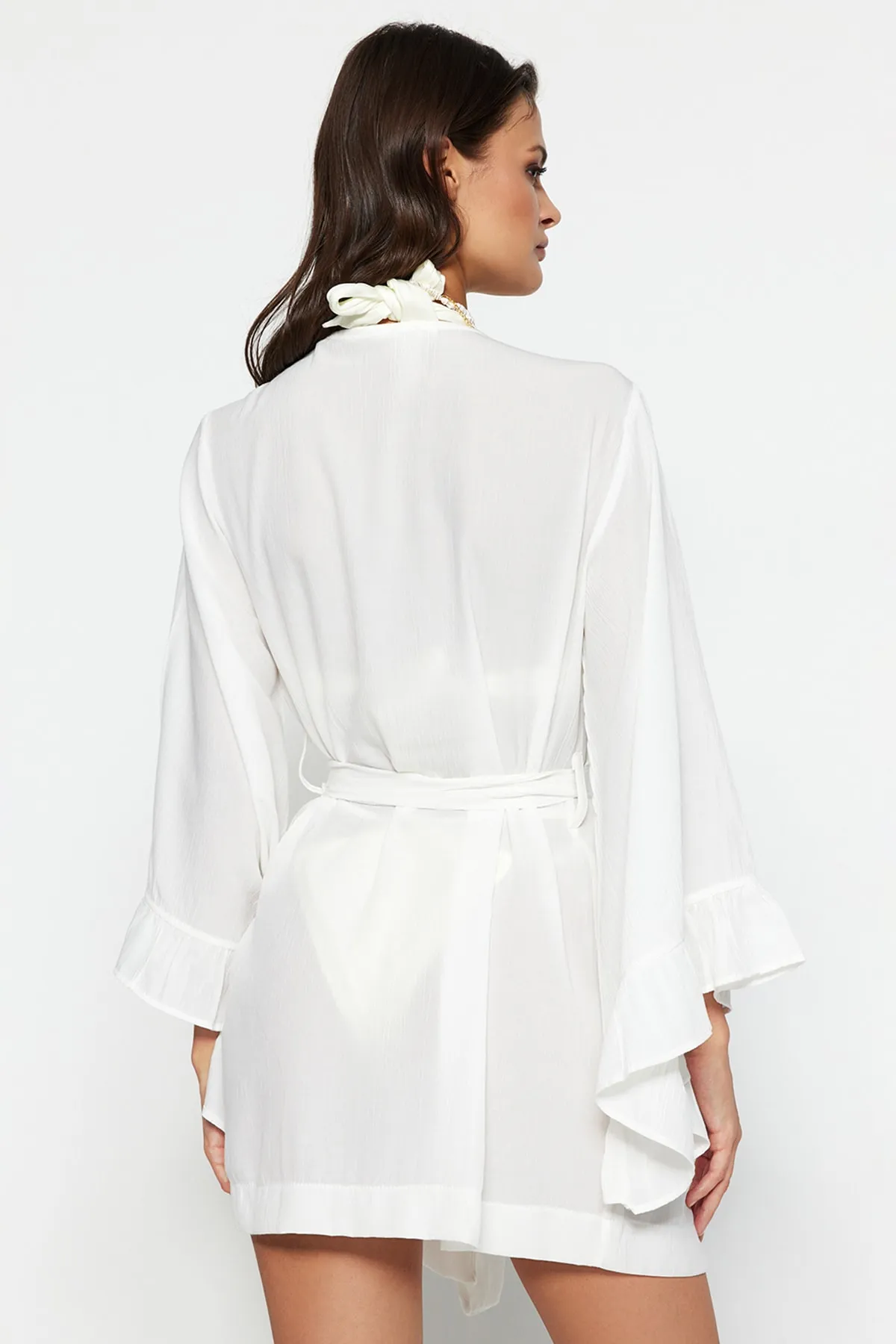 Trendyol Collection  Ecrufarbener Mini-Kimono und Kaftan mit gewebtem Volant und Gürtel TBESS21KM0002