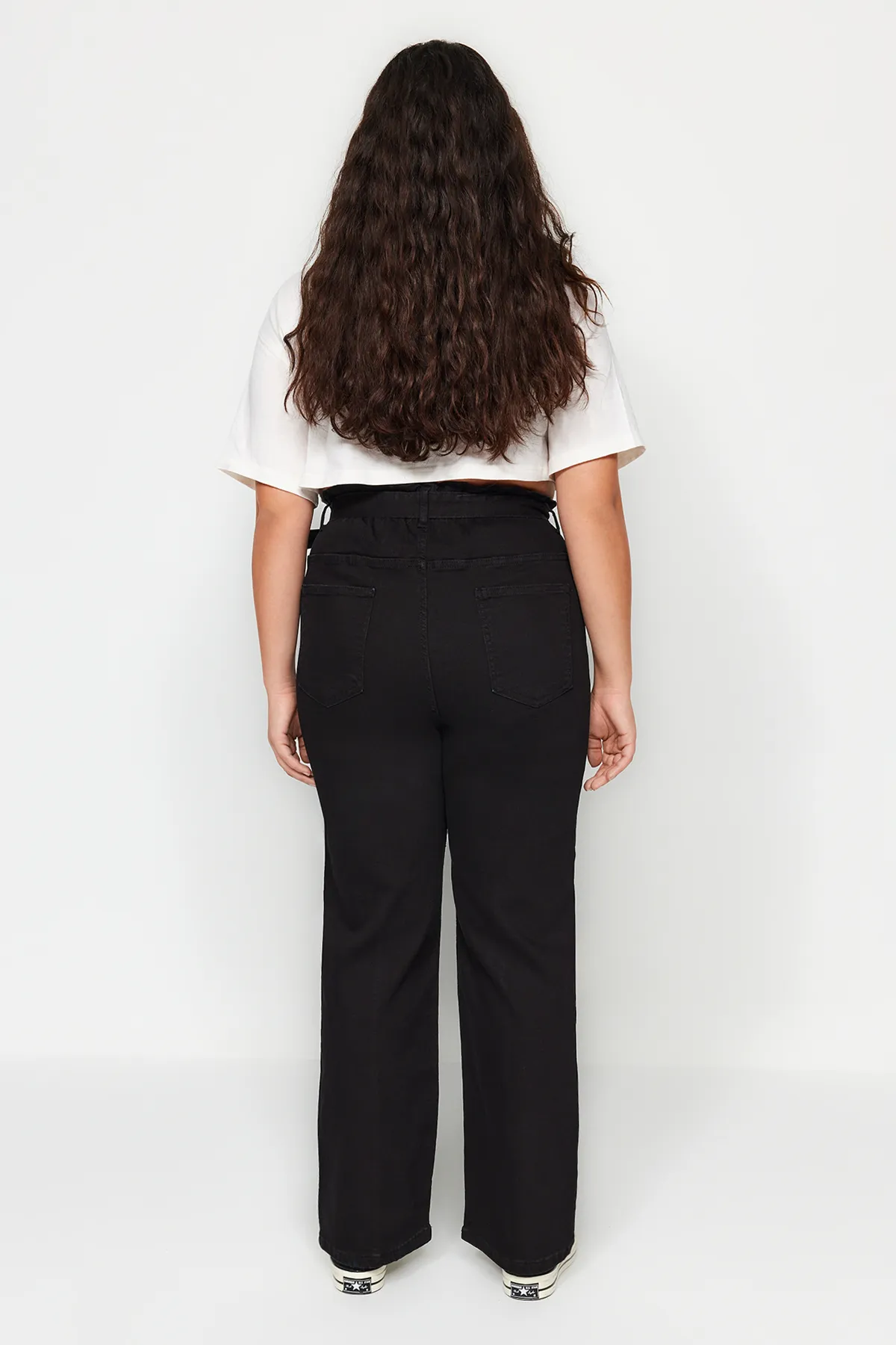 Trendyol Curve  Schwarze High-Waist-Jeans mit Gürtel und Nähten, detaillierte Straight-Fit-Jeans TBBAW24CJ00013