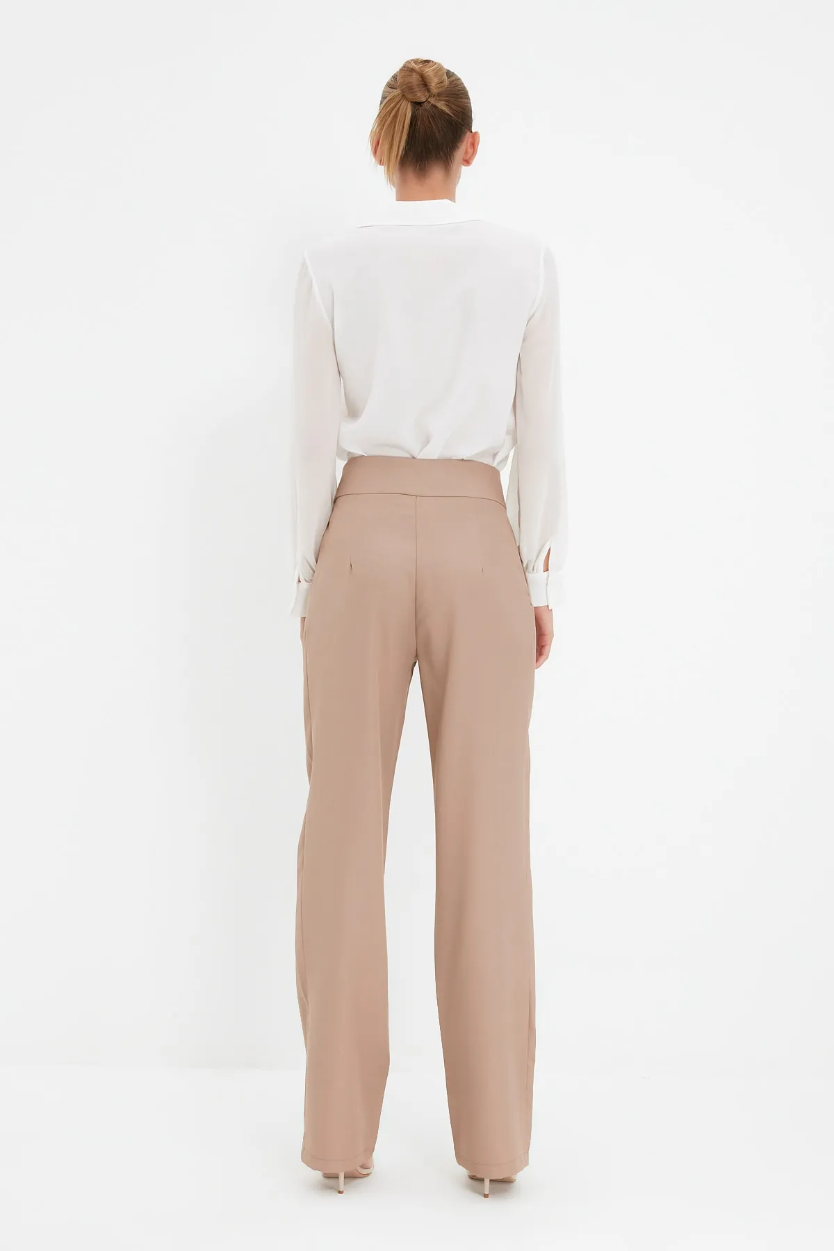 Trendyol Collection  Nerzfarbene, plissierte Webhose mit weitem Bein TWOSS19WX0017
