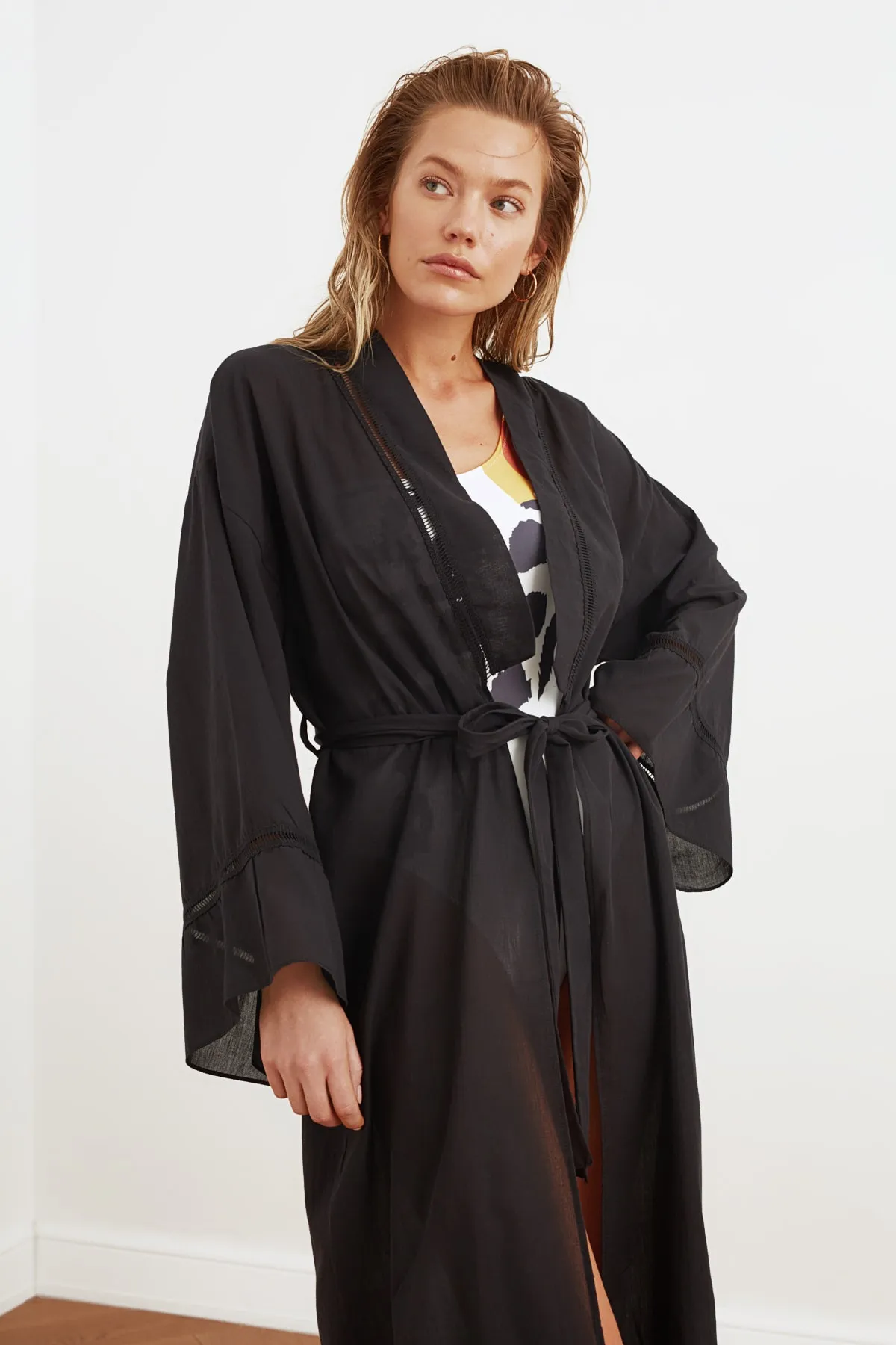 Trendyol Collection  Kimono und Kaftan aus 100 % Baumwolle mit schwarzem Gürtel und gewebten Maxi-Streifen-Accessoires TBESS21KM0094