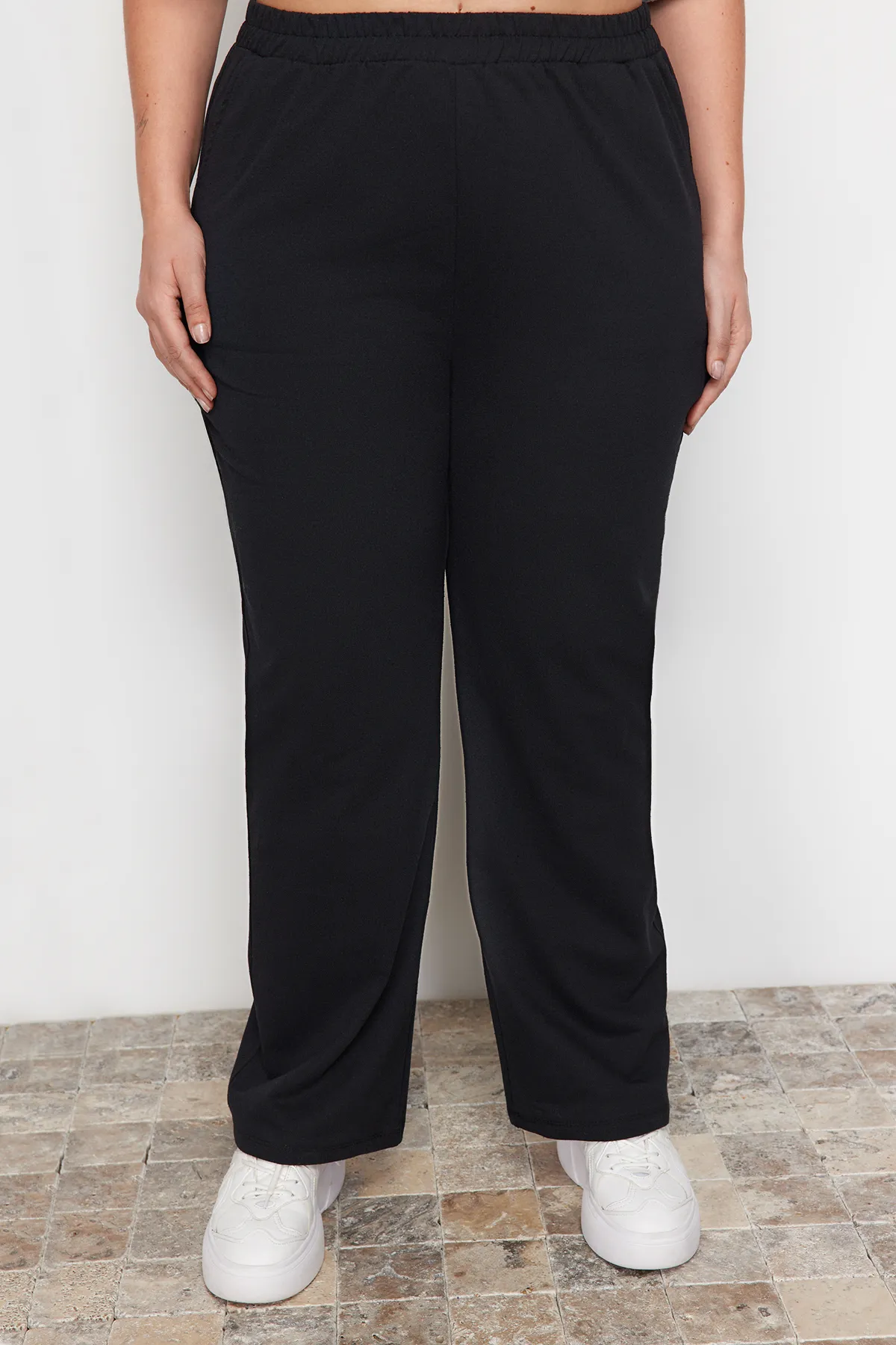 Trendyol Curve  Schwarze dicke Strick-Jogginghose TBBAW24AJ00013