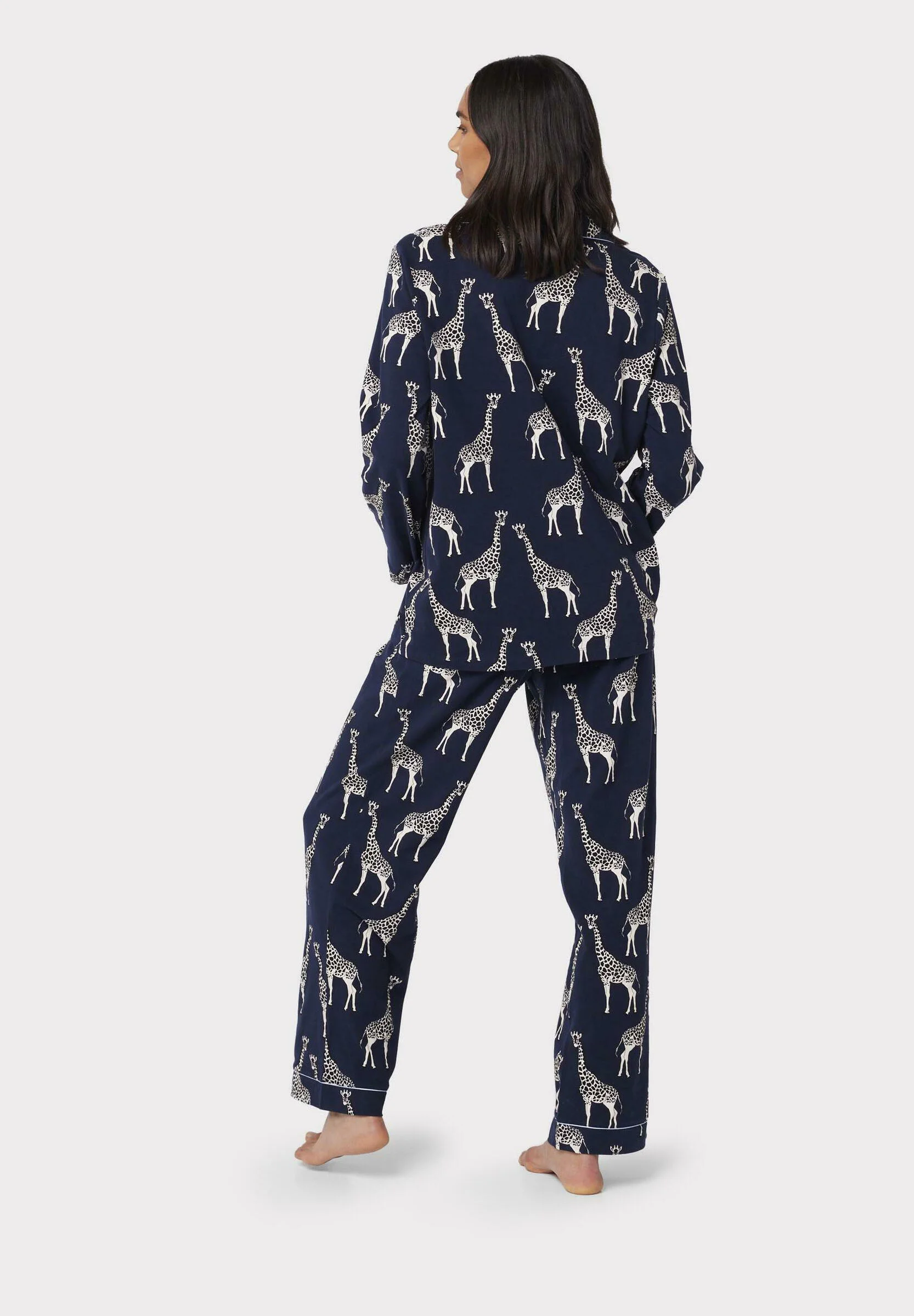 Conjunto de pijama con estampado de jirafa de Chelsea Peers