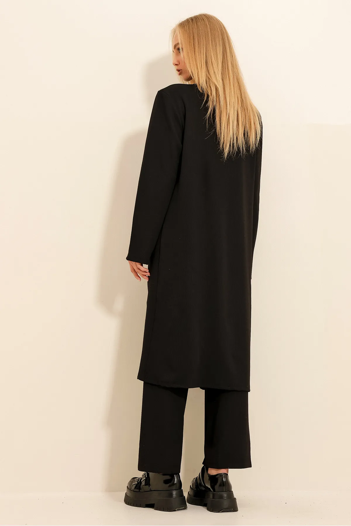 Trend Alaçatı Stili  Schwarzer Damen-Anzug aus Bluse, Hose und Strickjacke mit gepolsterten Schultern und Rundhalsausschnitt, ALC-X4710