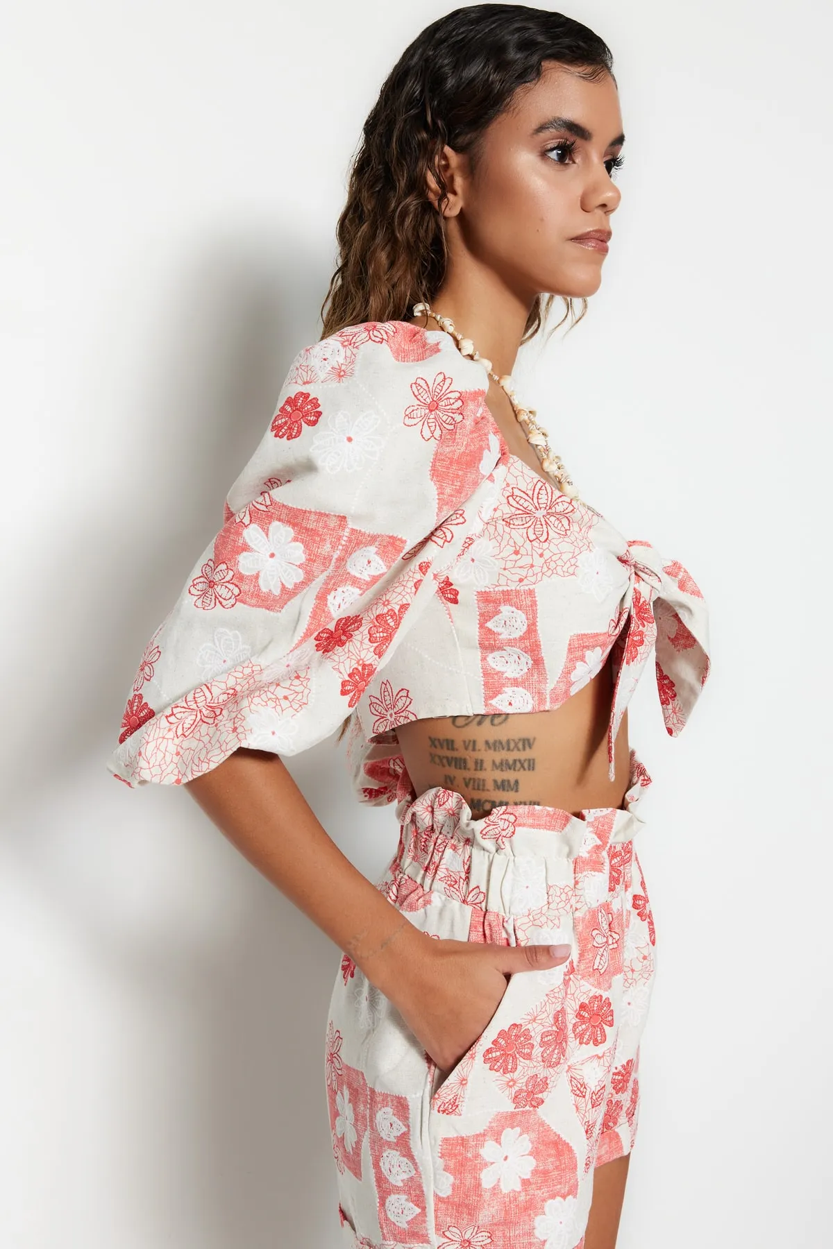 Trendyol Collection  Gewebtes Set mit Bluse und Shorts mit Blumenmuster und Bindeband TBESS23AU00004