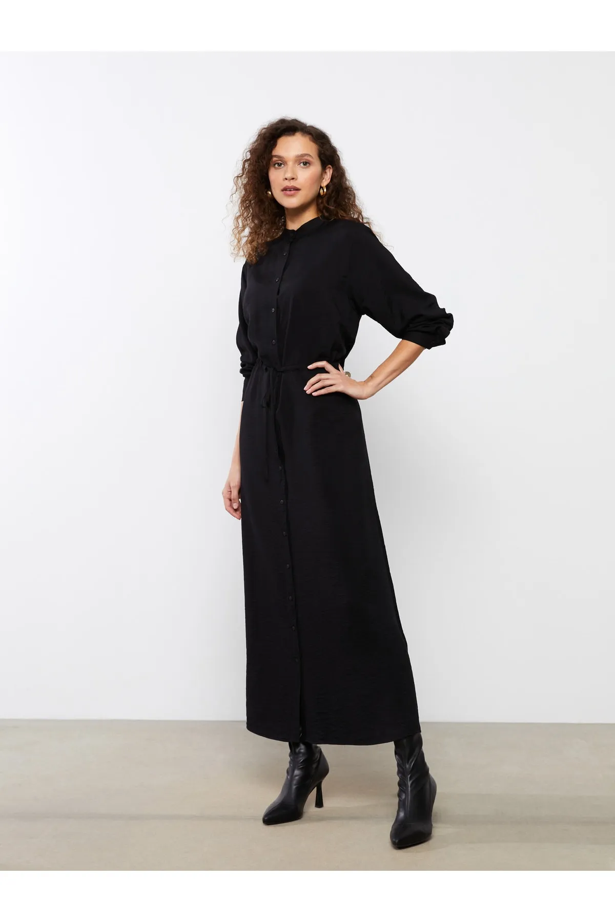 LC Waikiki  Prächtiges, gerades Damenkleid mit Kragen