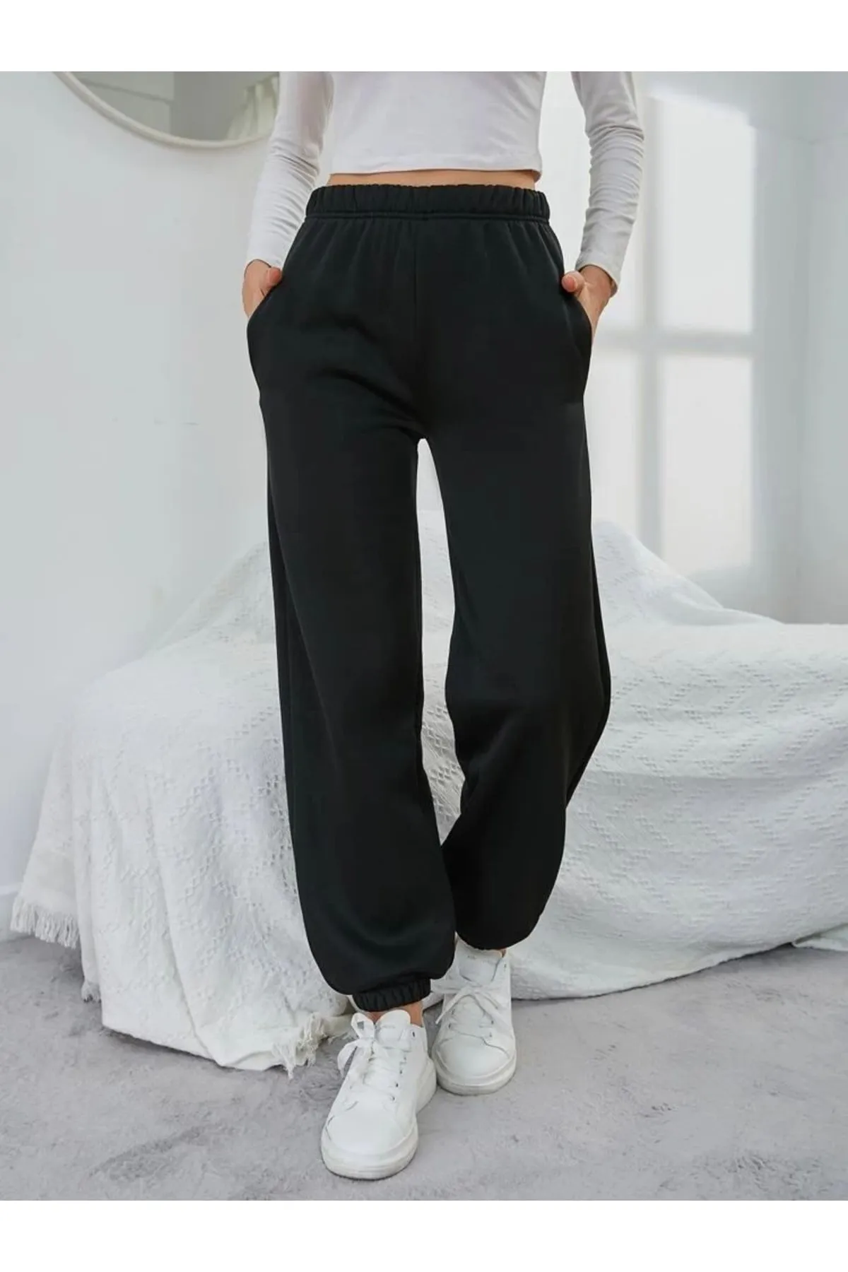 My Blog  Schwarze Damen-Jogginghose mit Taschen und elastischem Bund und Beinen