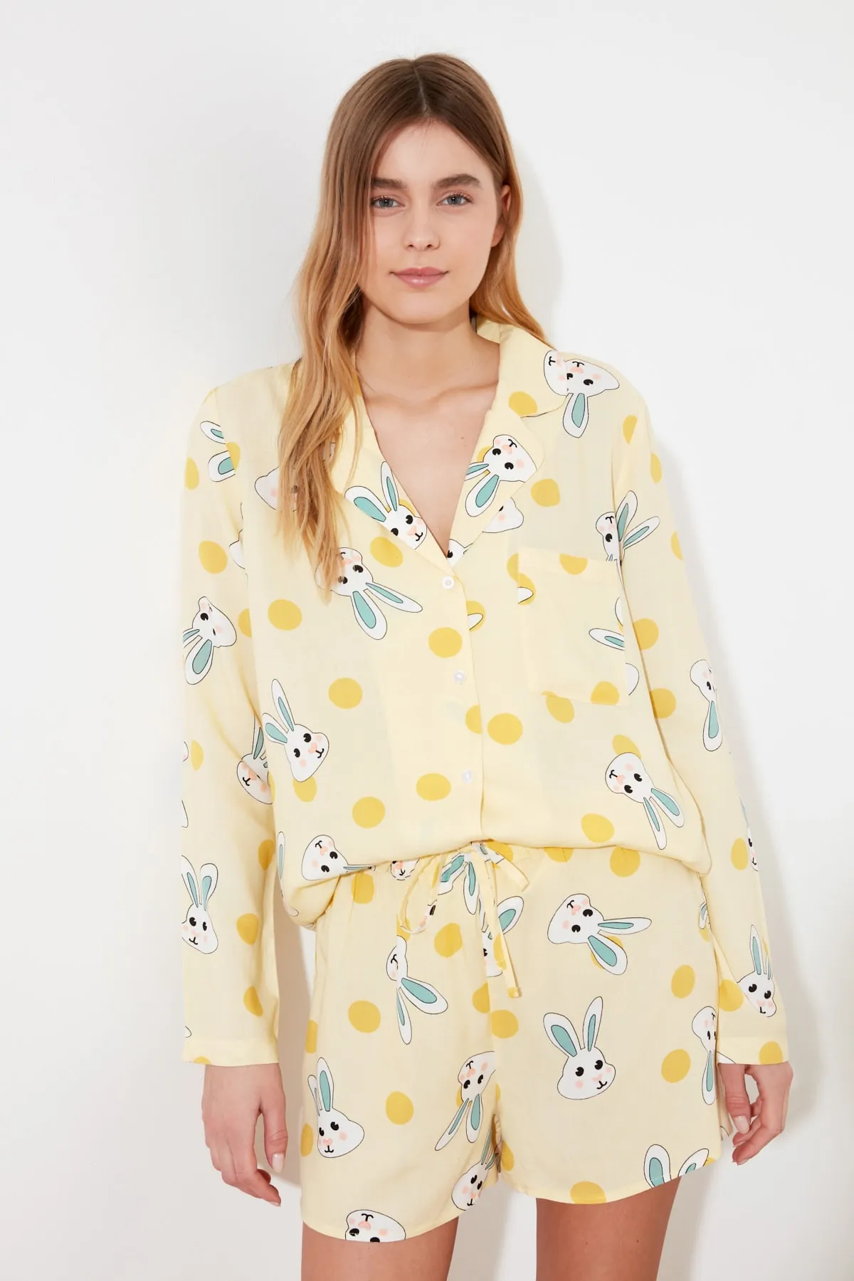 Trendyol Collection  Gelbes Pyjama-Set aus Viskose mit Kaninchenmuster und Hemd und Shorts THMSS21PT0302