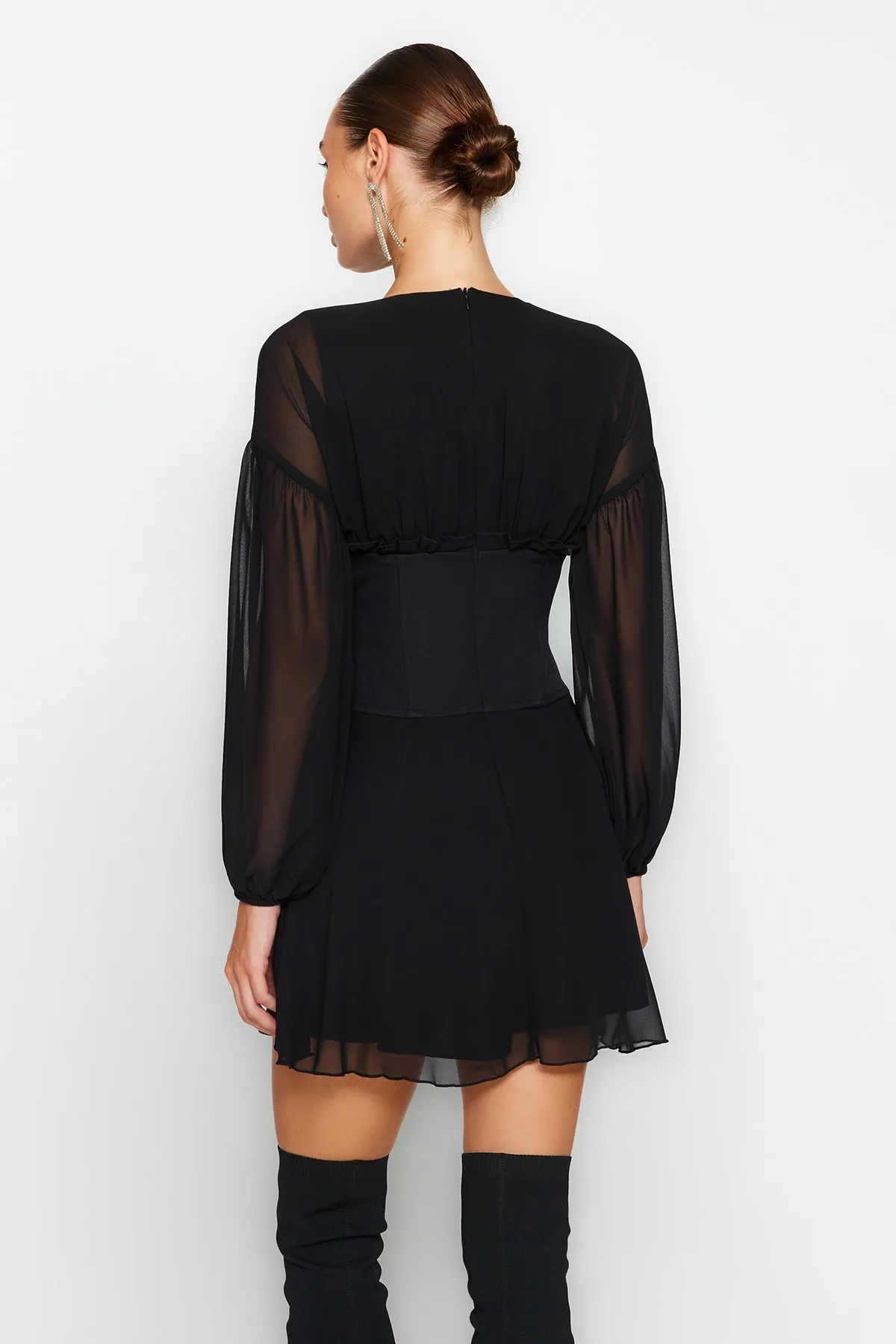 Trendyol Collection  Schwarzes Skaterkleid mit offener Taille TPRAW24EL00040