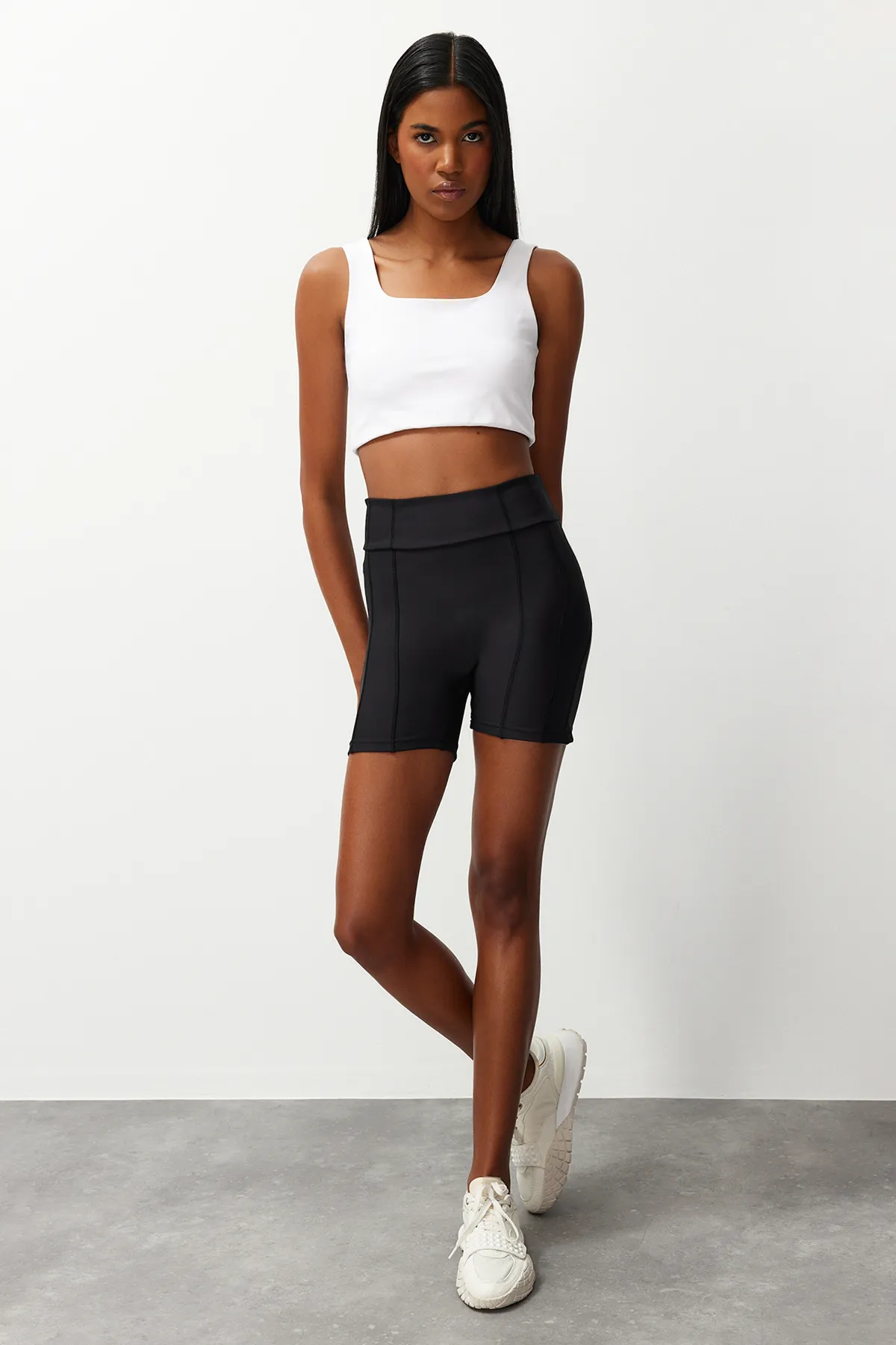 Trendyol Collection  Schwarze gestrickte Sportshorts/kurze Leggings mit Restorer-Nähten THMSS24TY00016