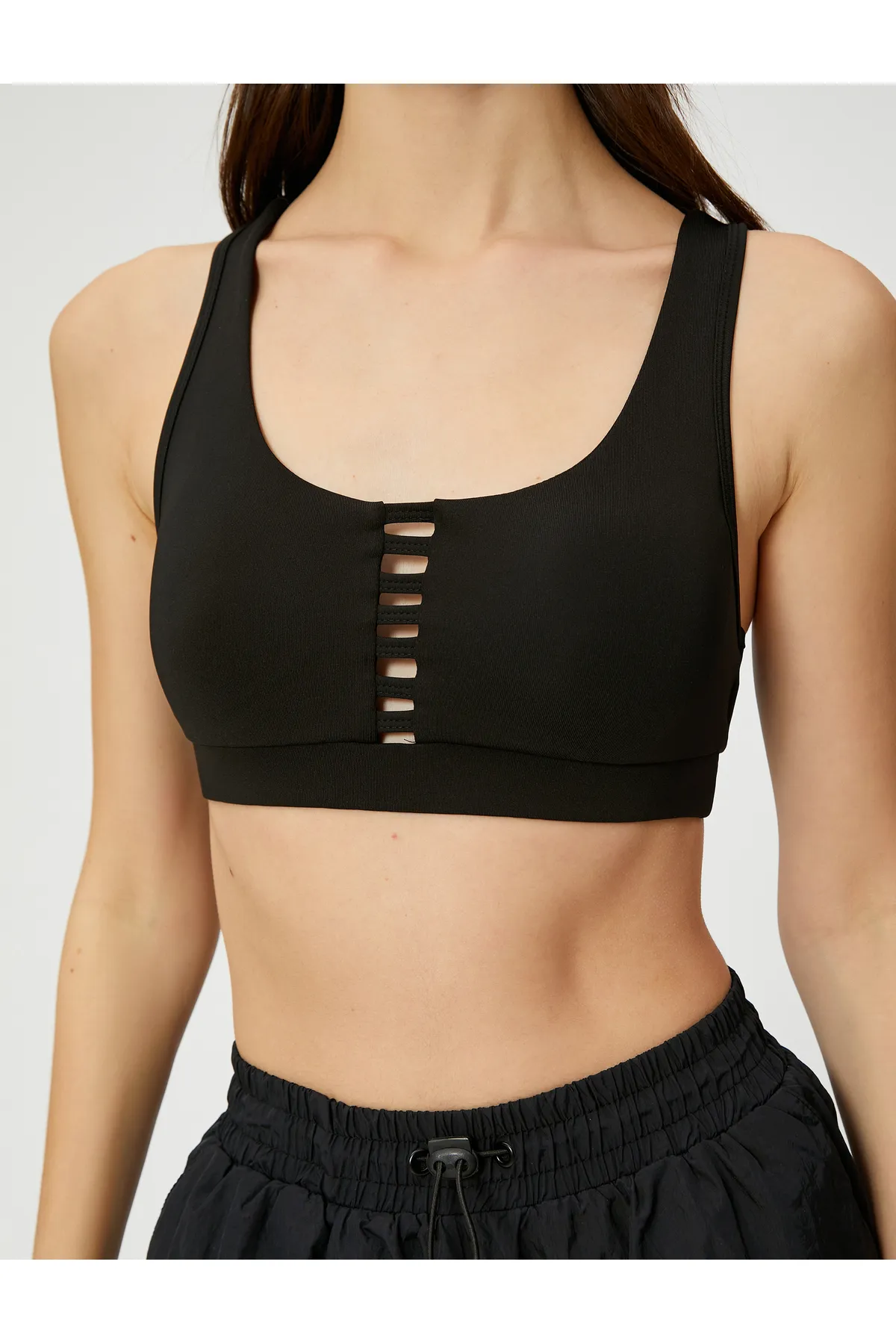 Koton  Gepolsterter, bügelloser Sport-BH mit Neckholder und Fensterdetail
