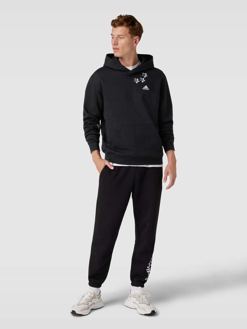 Hoodie mit Motiv-Stitching in schwarz