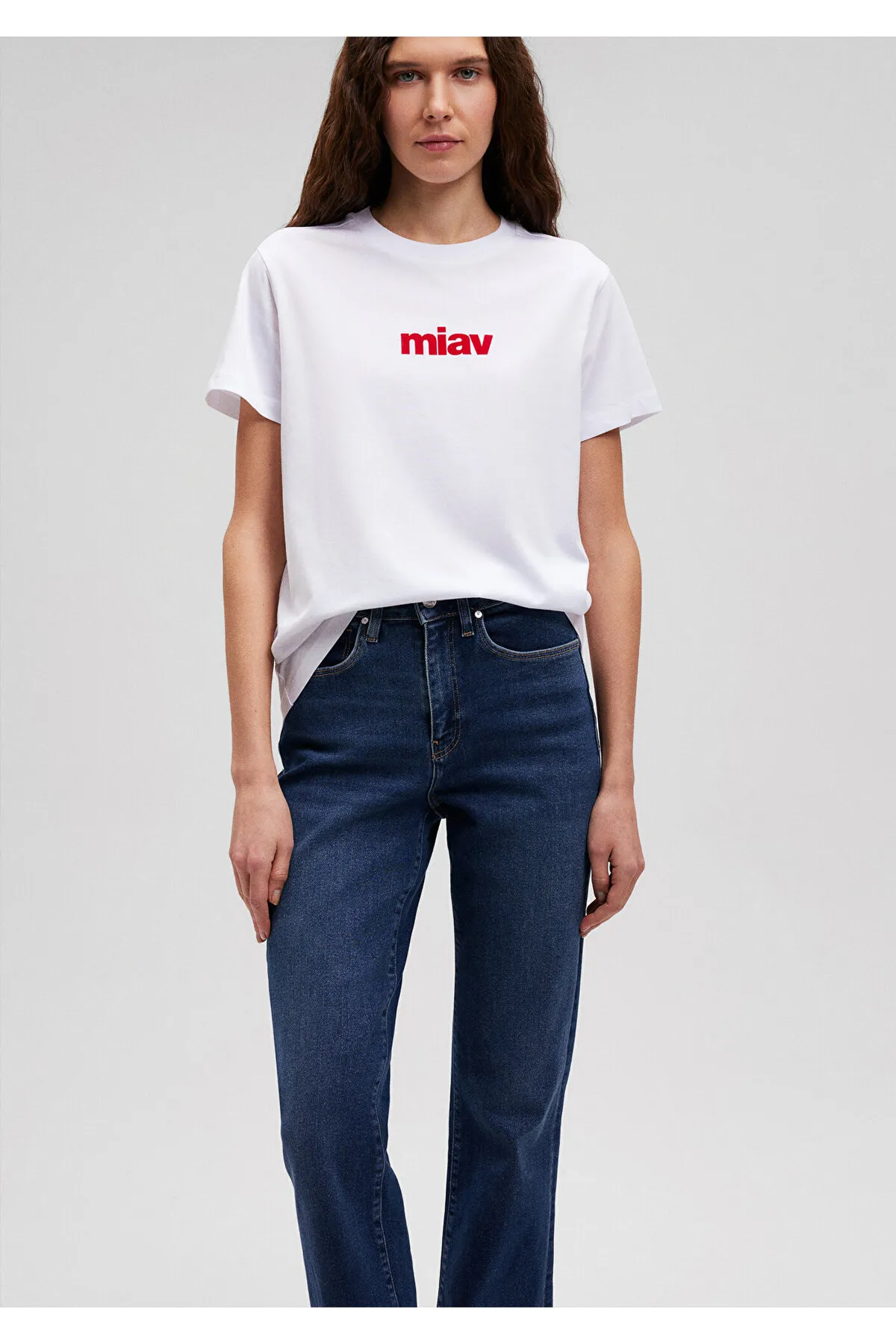 Mavi  Weißes T-Shirt mit rotem Miav-Aufdruck, reguläre Passform / normaler Schnitt 1610622-86417