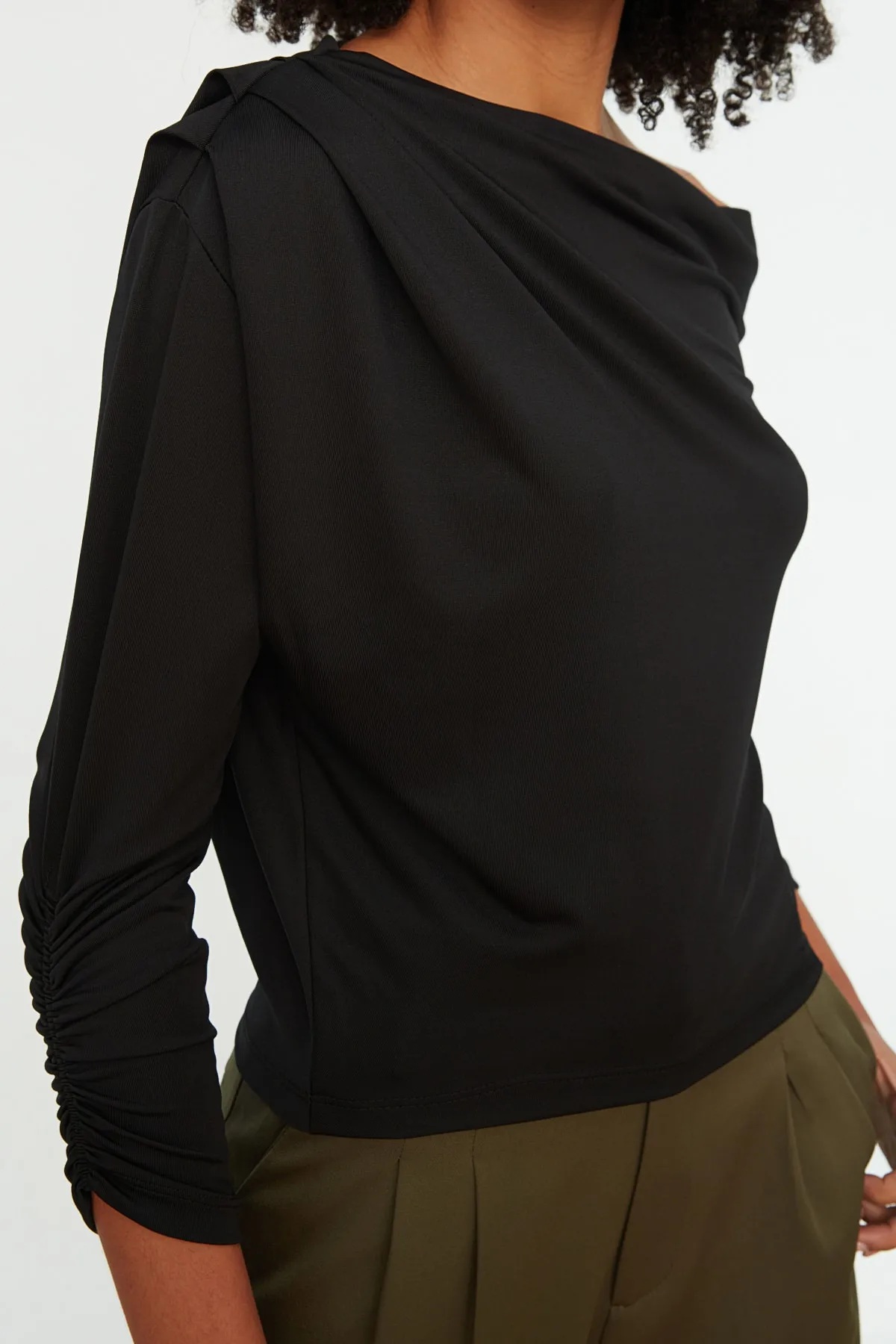Trendyol Collection  Schwarze, fließende, dehnbare Strickbluse mit asymmetrischem Kragen TWOAW21BZ1383
