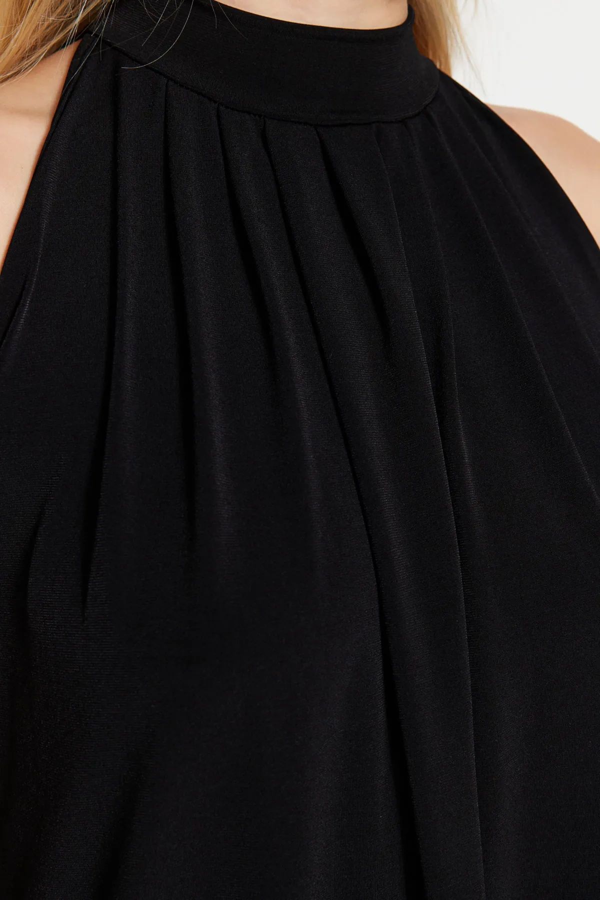 Trendyol Collection  Schwarzes Mini-Stretch-Strickkleid mit Neckholder TWOSS23EL00754