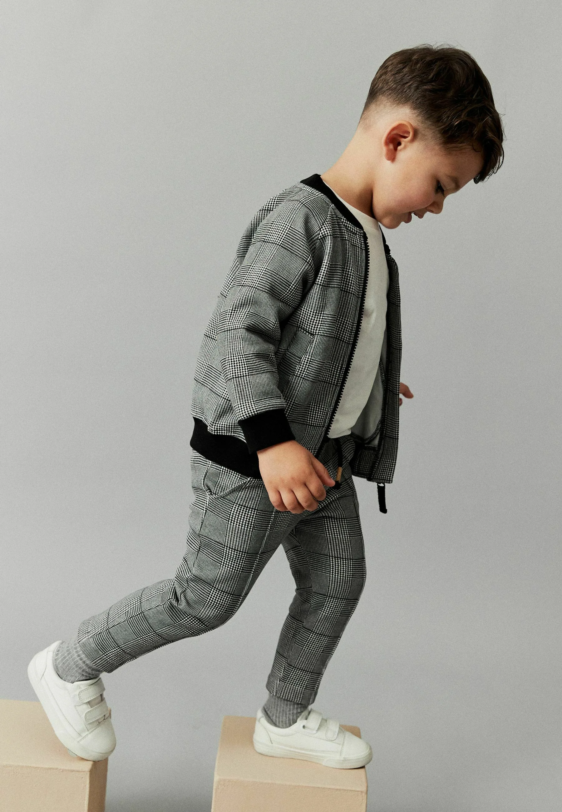 Siguiente CONJUNTO DE 3 PIEZAS DE CUADROS Y JOGGER - Camiseta con estampado