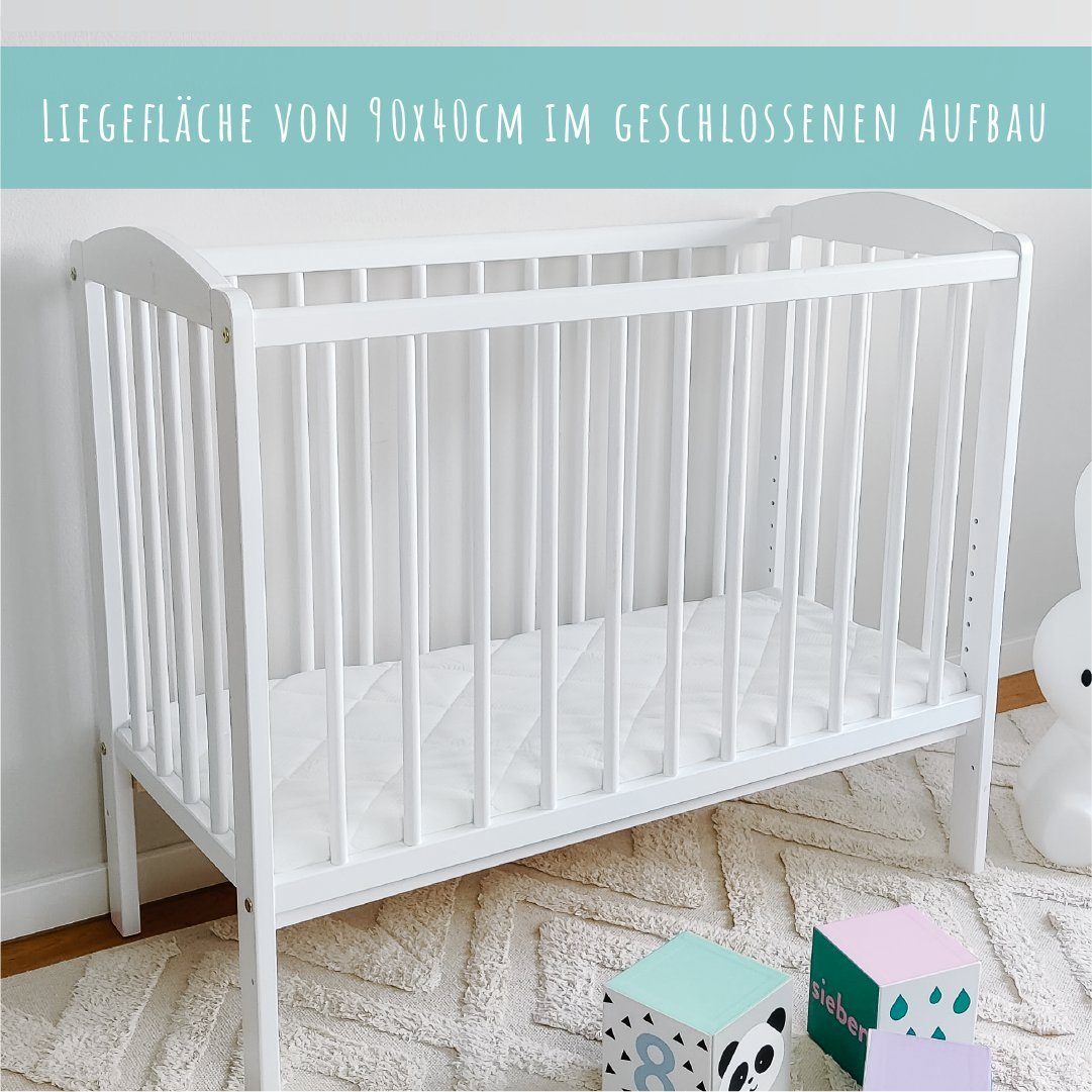 Kids Collective Beistellbett 90x40 cm mit Matratze, umbaubar zu 90x55 cm, 9 mal verstellbar, auch als Babywippe nutzbar, Kiefer-Vollholz in weiß