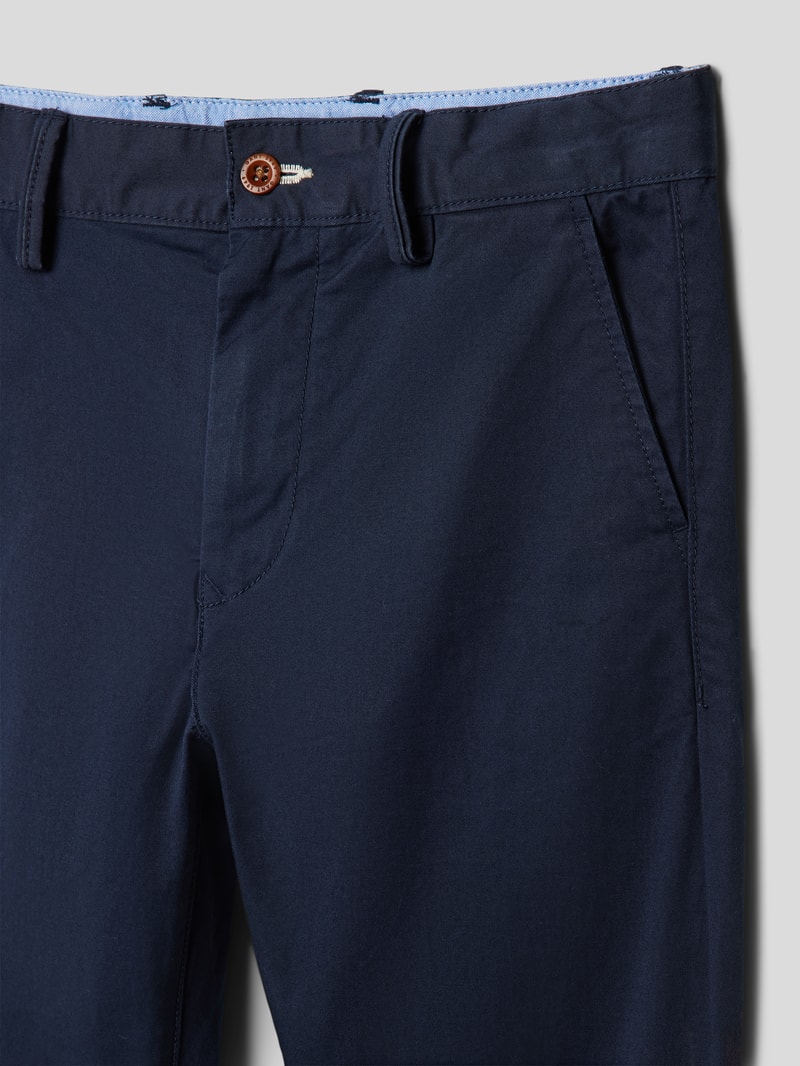 Chino mit französischen Eingrifftaschen in marineblau