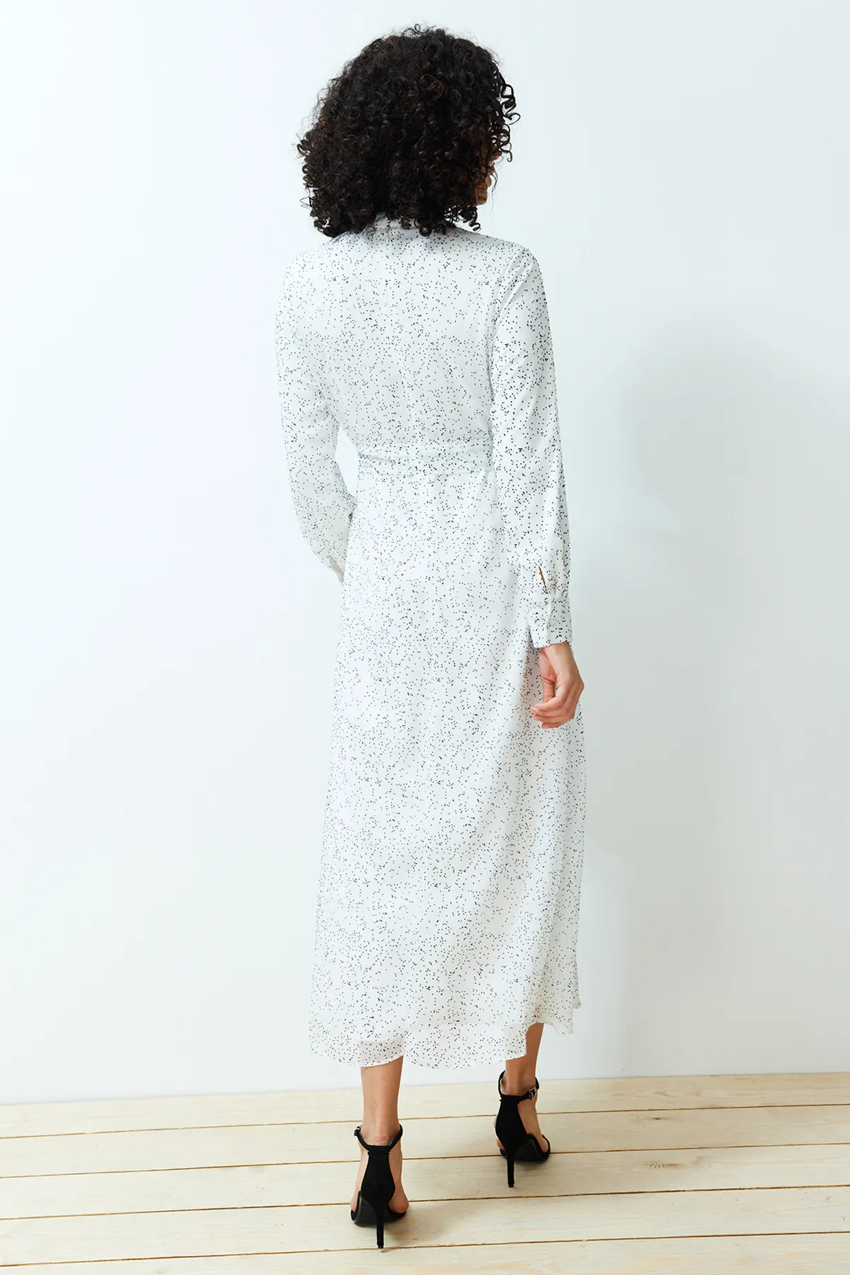 Trendyol Modest  Weißes, strukturiertes, hochwertiges, mit Polka Dots gefüttertes Webkleid TCTSS24EB00141