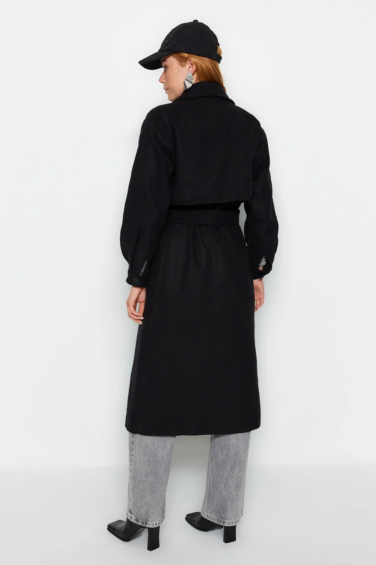 Trendyol Modest  Schwarzer Kaschmirmantel mit Trenchcoatkragen, Gürtel und Futter TCTAW24AB00001