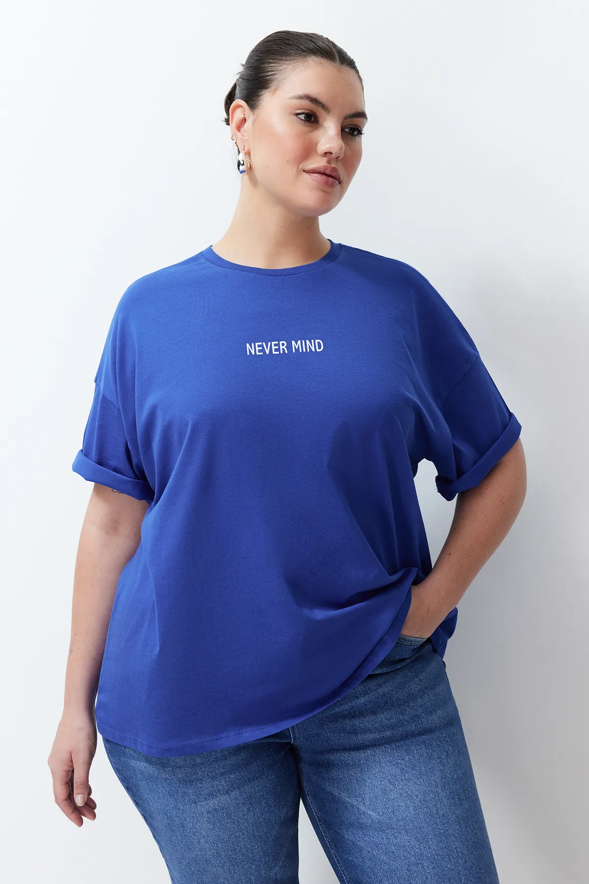 Trendyol Curve  Übergroßes Strick-T-Shirt mit Saks-Slogan-Print TBBSS24BF00018