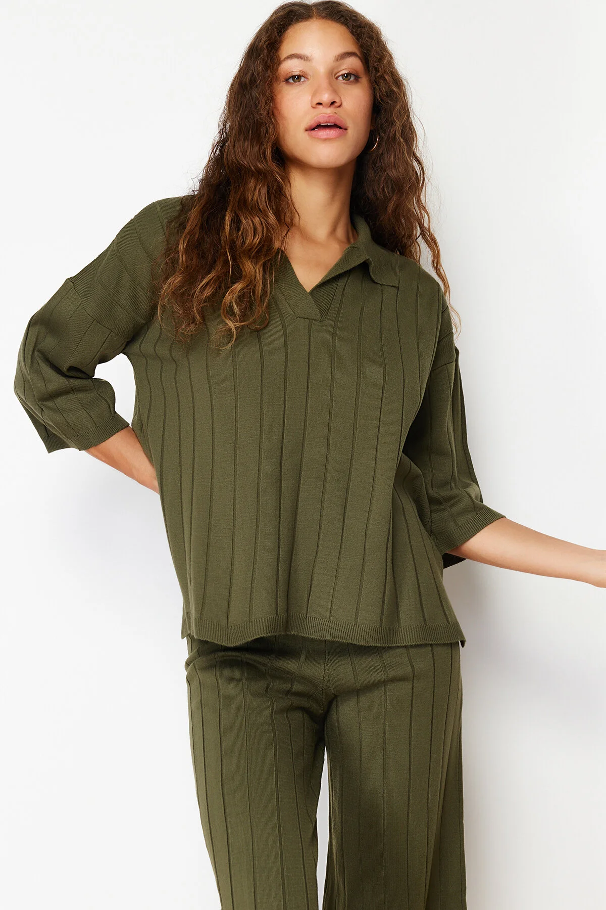 Trendyol Collection  Grünes Basic-Set aus schnurgebundenem Strickoberteil und -unterteil TWOSS23AU00029