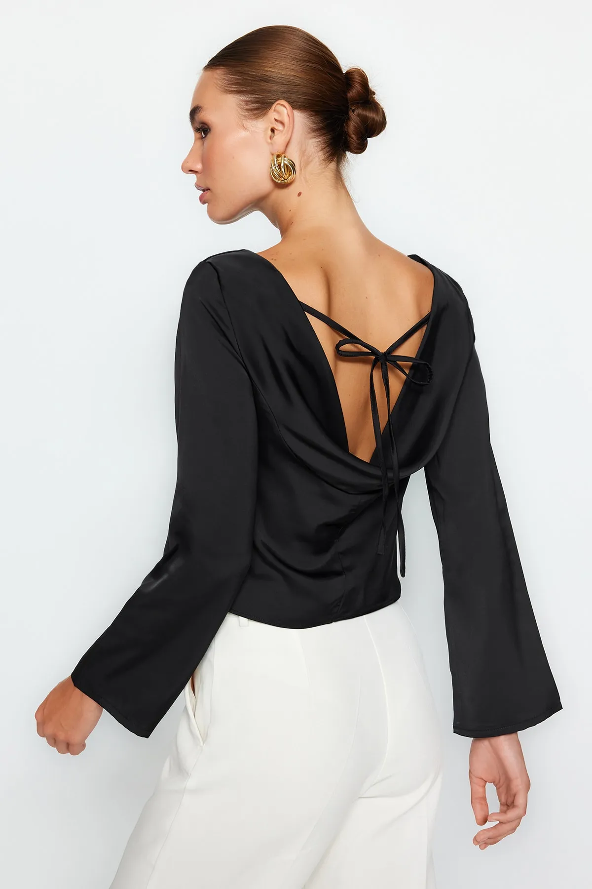 Trendyol Collection  Schwarze Bluse aus gewebtem Satin mit Rückendetails TWOAW24BZ00286