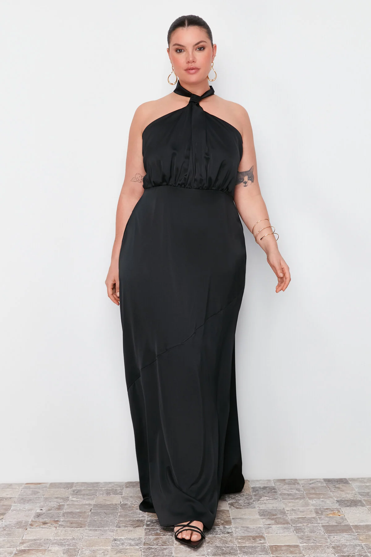 Trendyol Curve  Schwarzes Neckholder-Maxikleid aus Satin TBBSS24AH00150