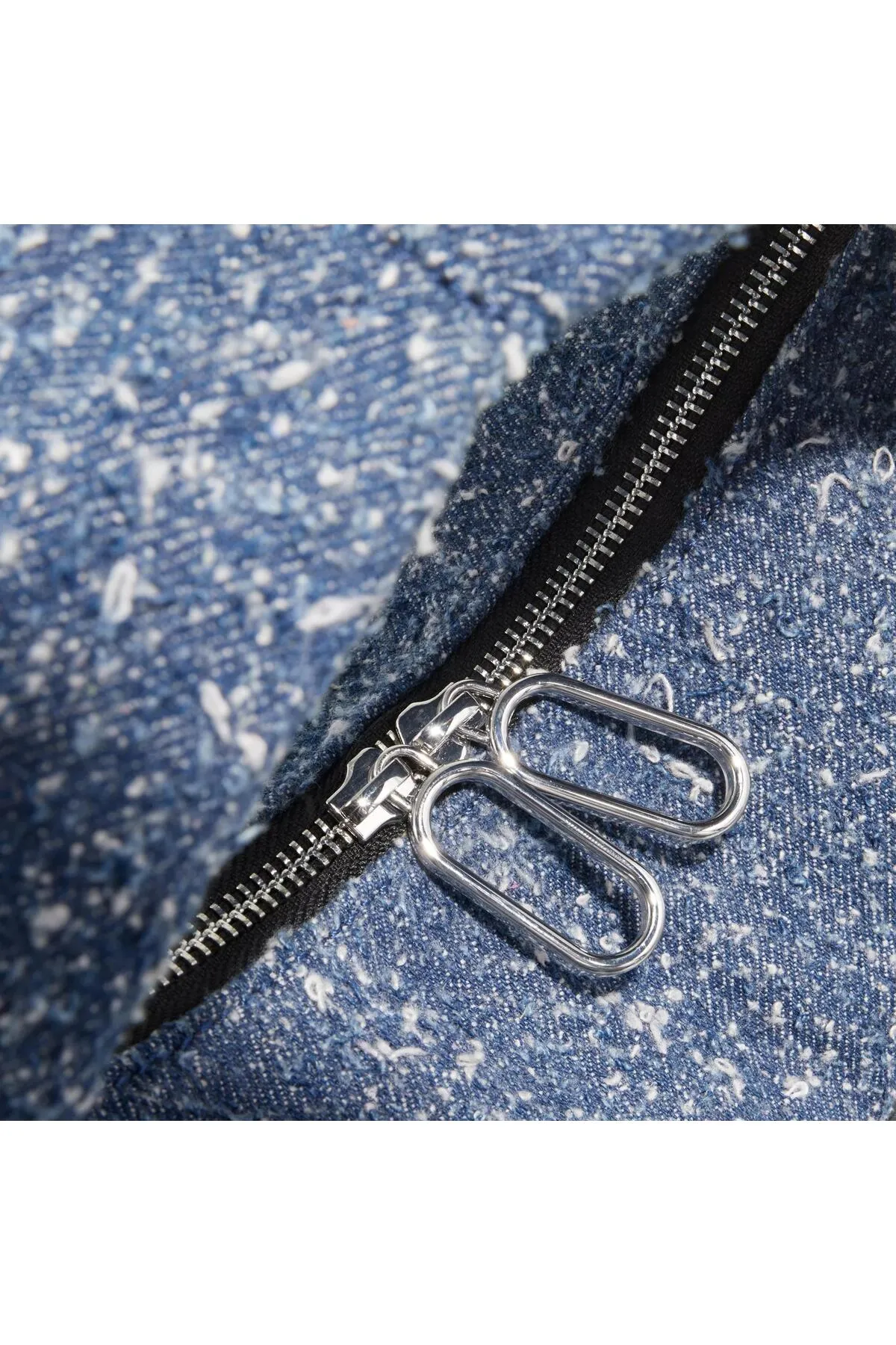 Karl Lagerfeld  Hobo mit Box-Logo, Bouclé, Weiß/Blau