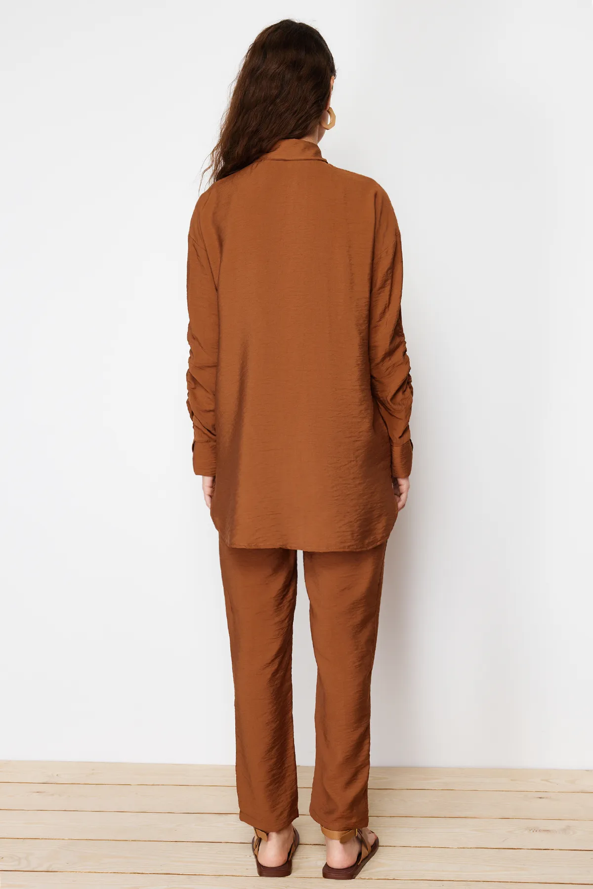 Trendyol Modest  Anzug mit braunen Ärmeln, gerafftem Aerobin-Hemd und gewebter Unterseite oben TCTSS24US00036