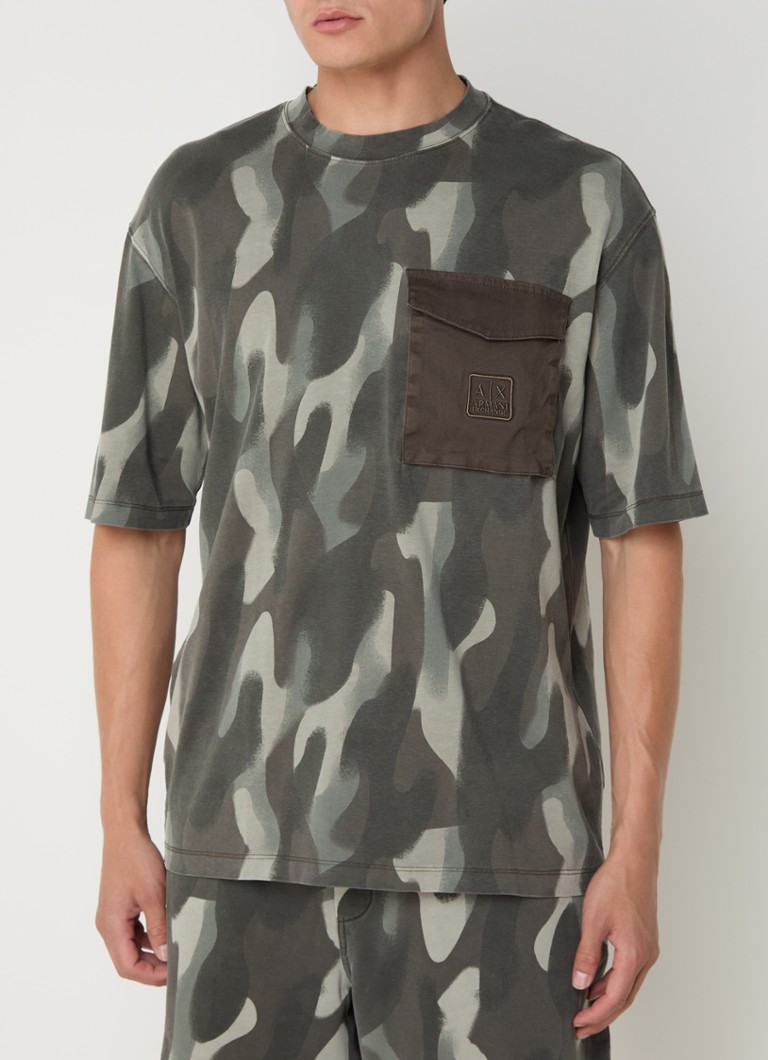 Armani Exchange T-skjorte med kamuflasjetrykk og brystlomme
