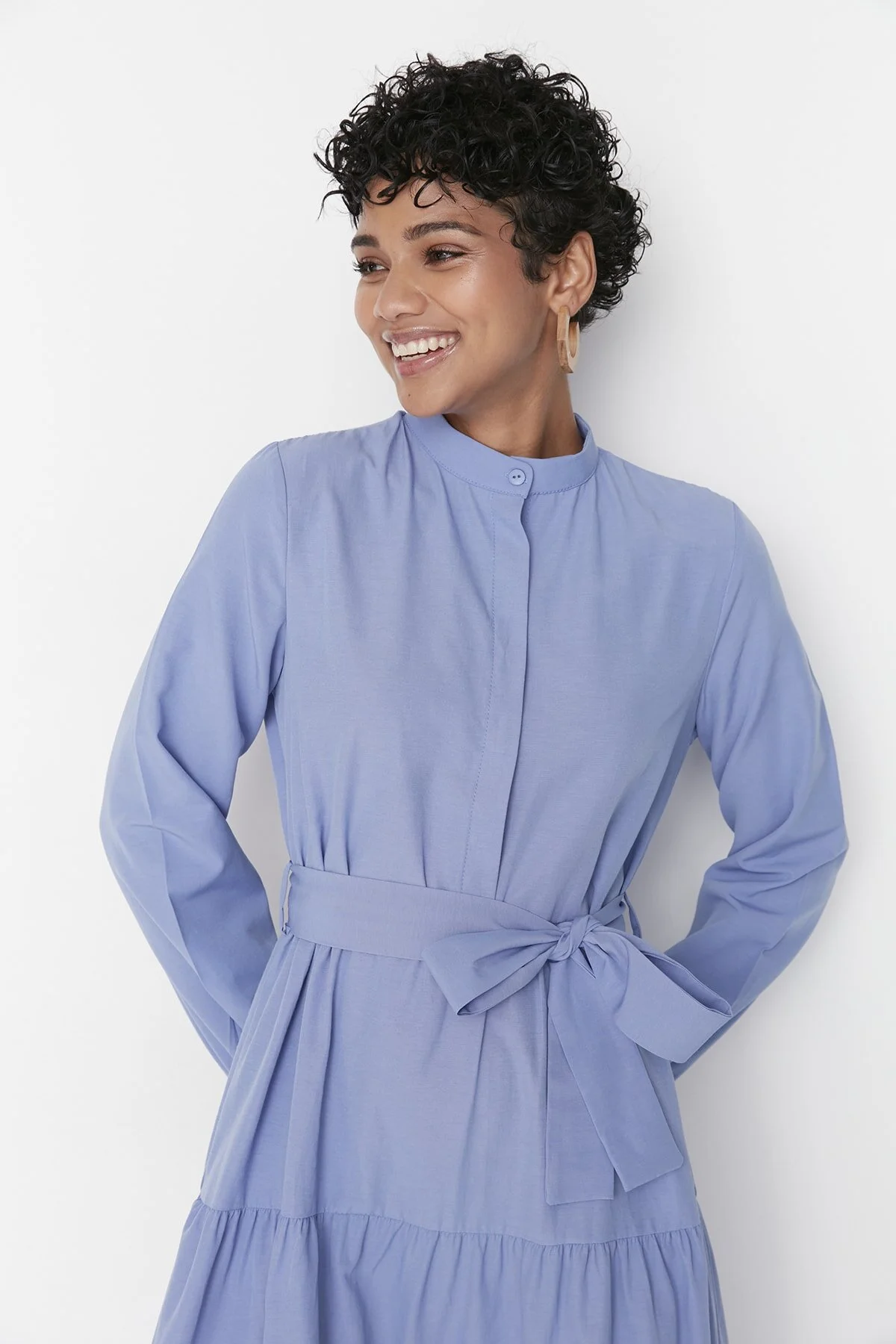 Trendyol Modest  Lila gewebtes Kleid mit Gürtel, Chefkragen und Knopfdetail TCTSS21EL3343