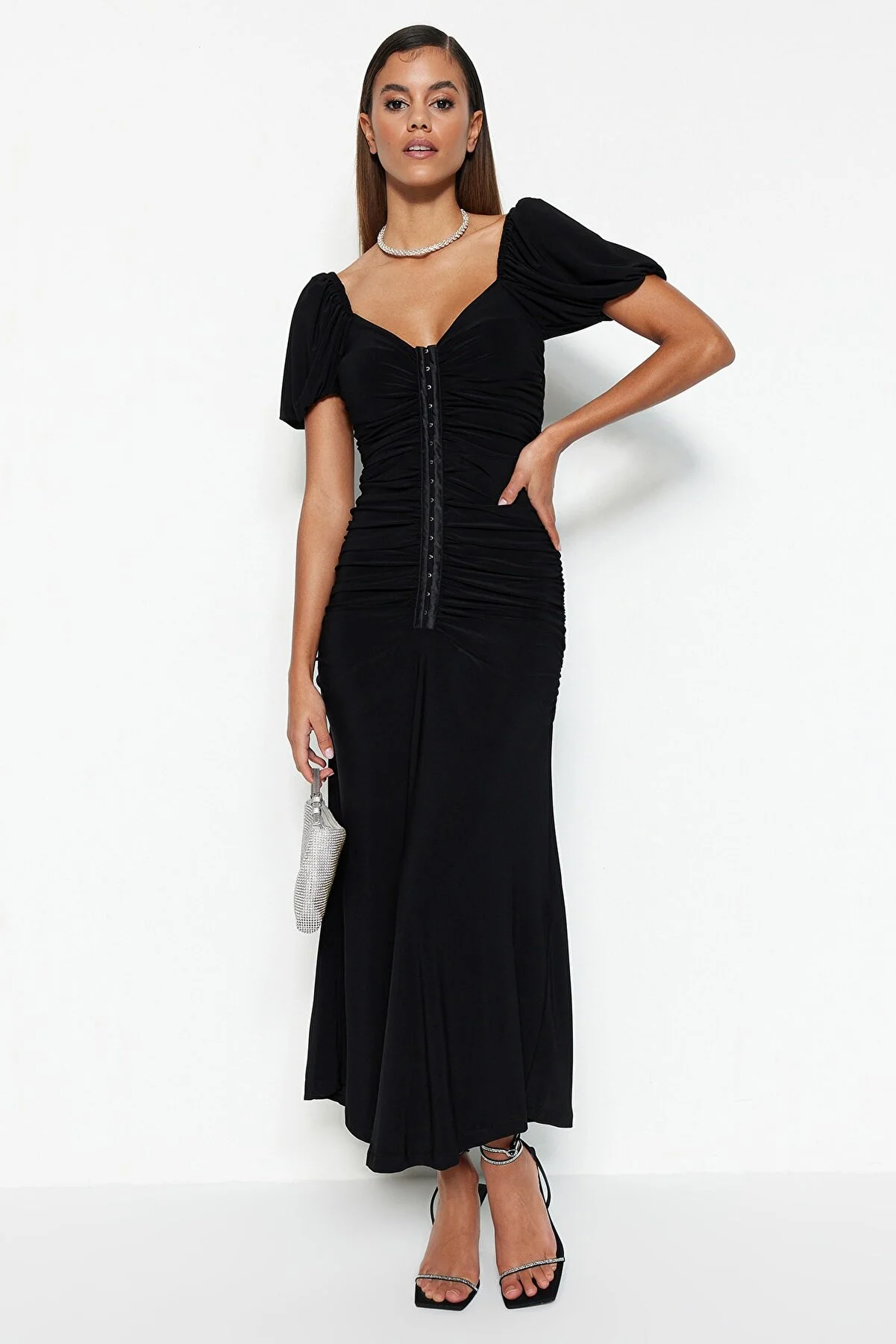 Trendyol Collection  Schwarzes, tailliertes, stilvolles Abendkleid mit gestricktem Sling TPRSS23EL00084